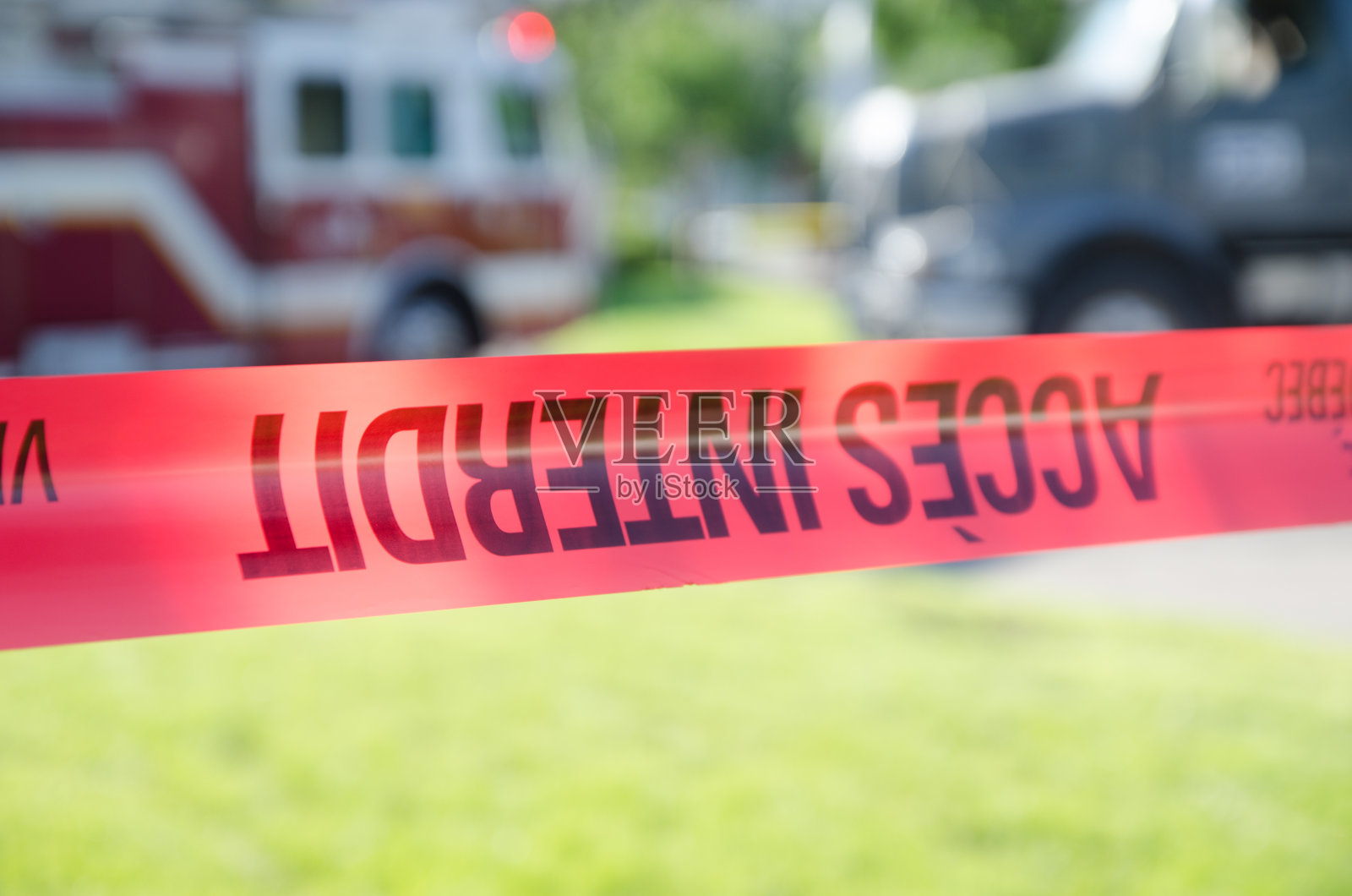 消防车和自卸卡车被困在电缆上照片摄影图片