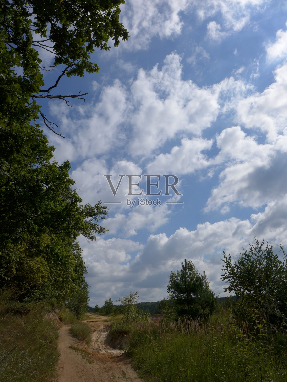 沙路下晴，天多云照片摄影图片