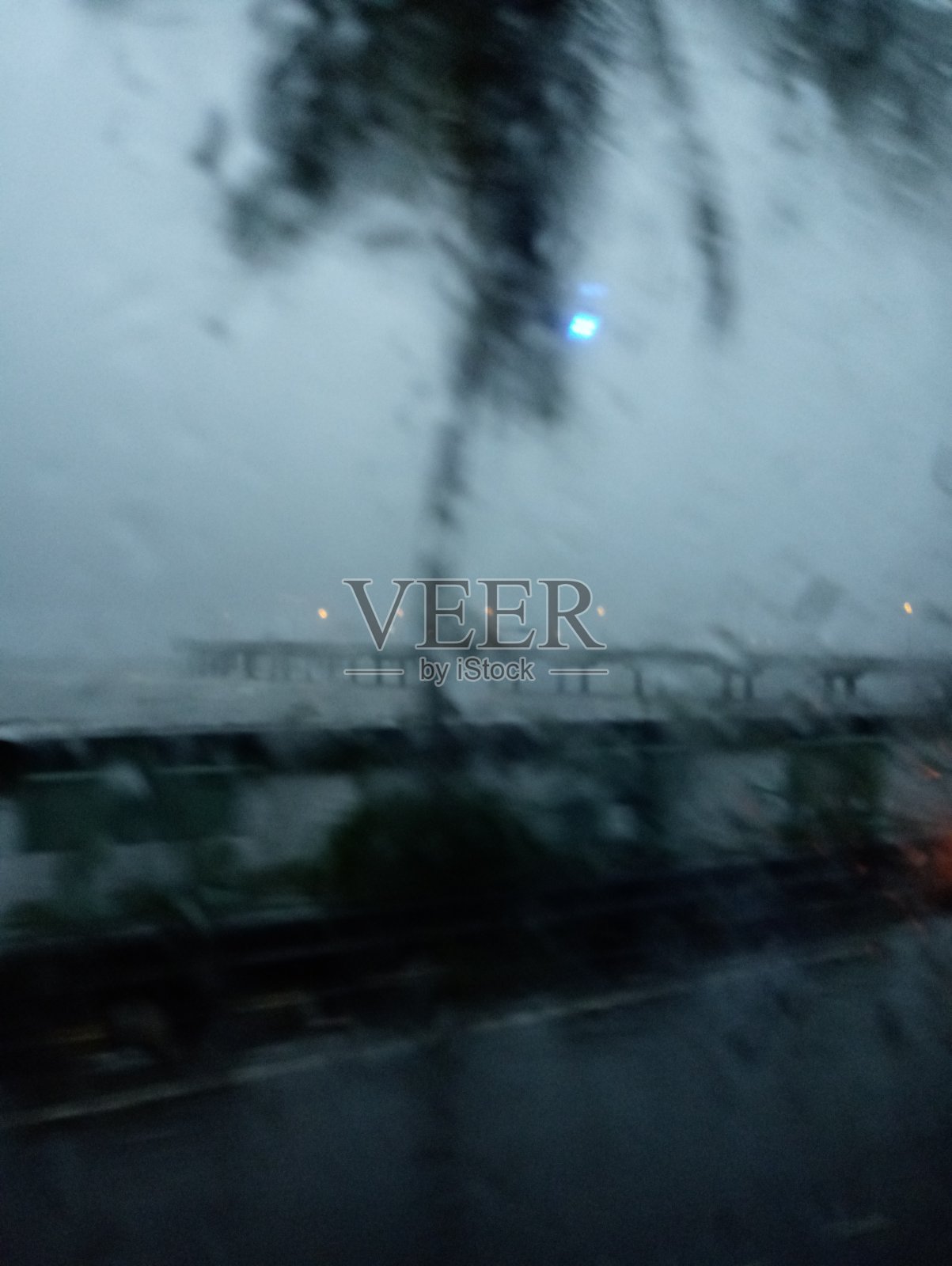 透过一扇下雨的窗户照片摄影图片