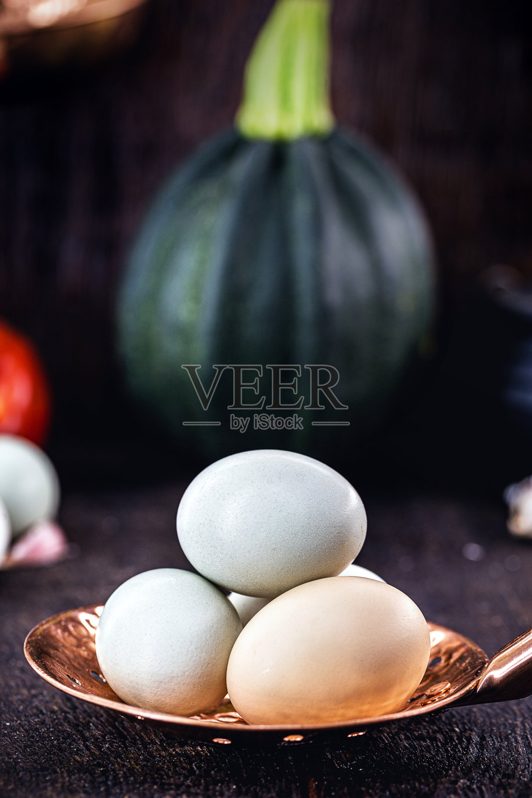 未经清洗的彩色巴西鸡蛋，自由放养的鸡蛋，各种形状，颜色和大小照片摄影图片