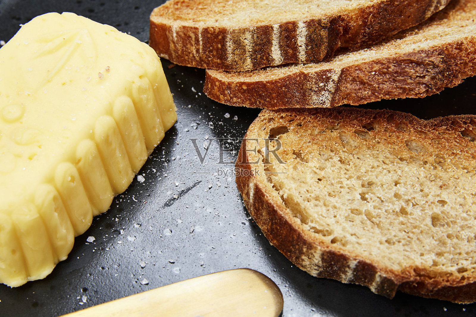 在白色背景上切片的烤酸面包照片摄影图片