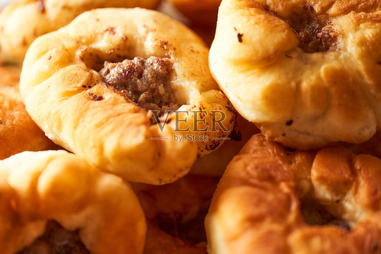 自制的肉馅饼。哈萨克族、鞑靼族和巴什基尔族的传统食物——belyashi照片摄影图片