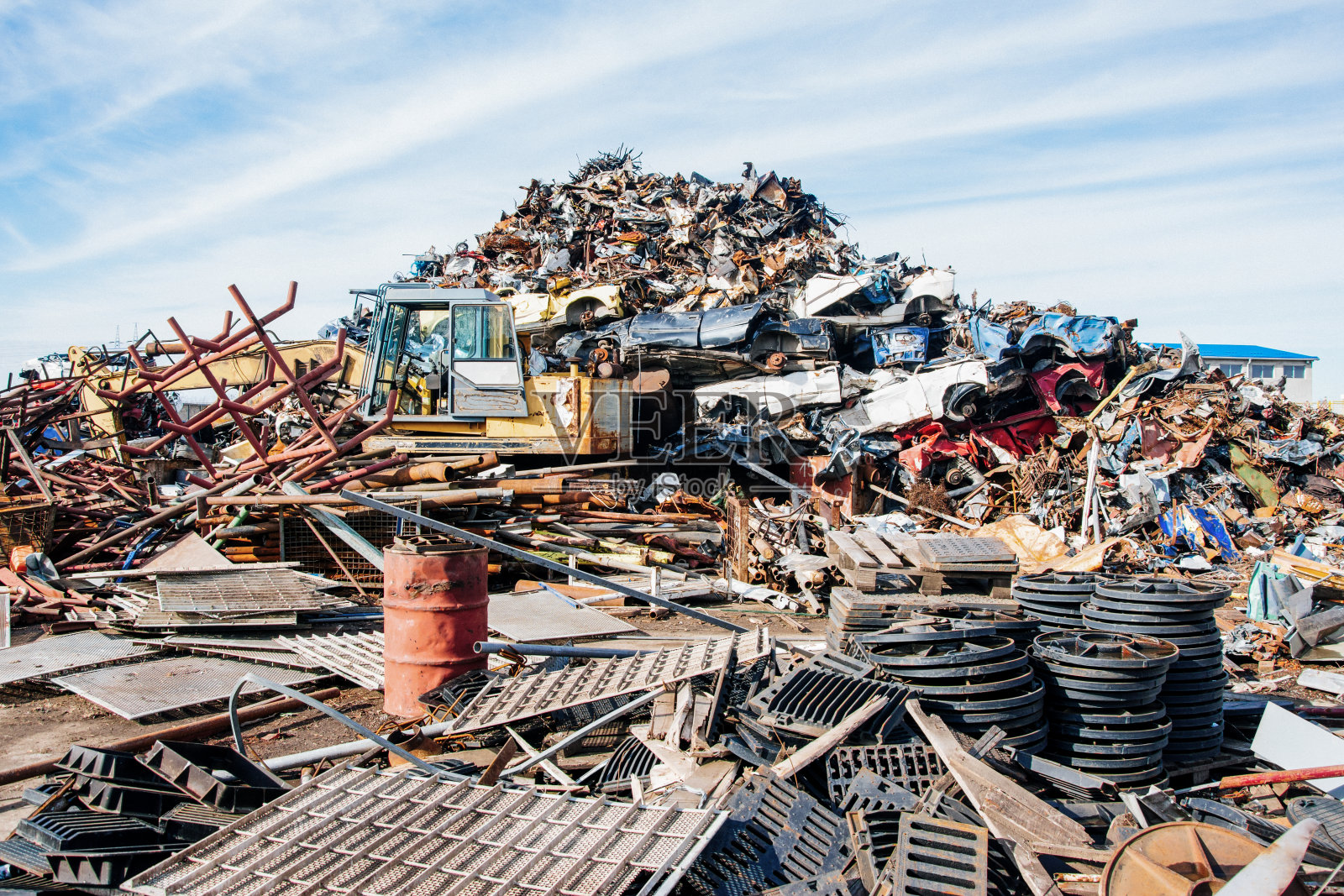 报废的旧汽车等待回收。照片摄影图片