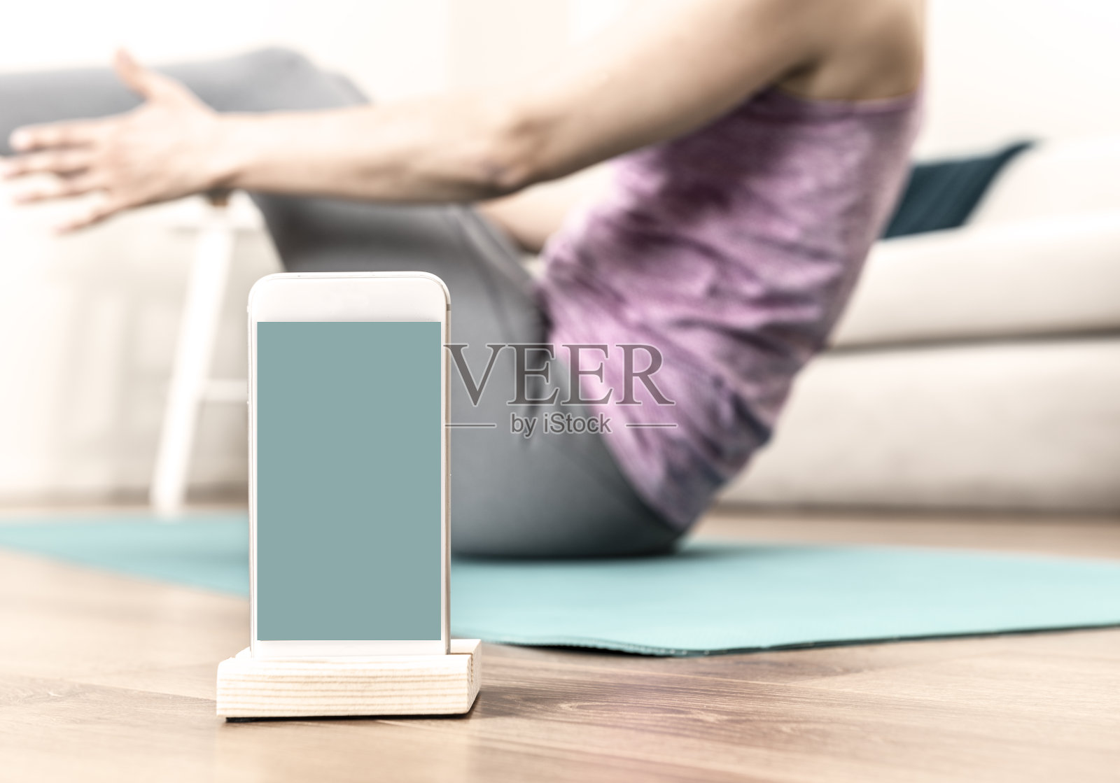 用智能手机做瑜伽的女人照片摄影图片