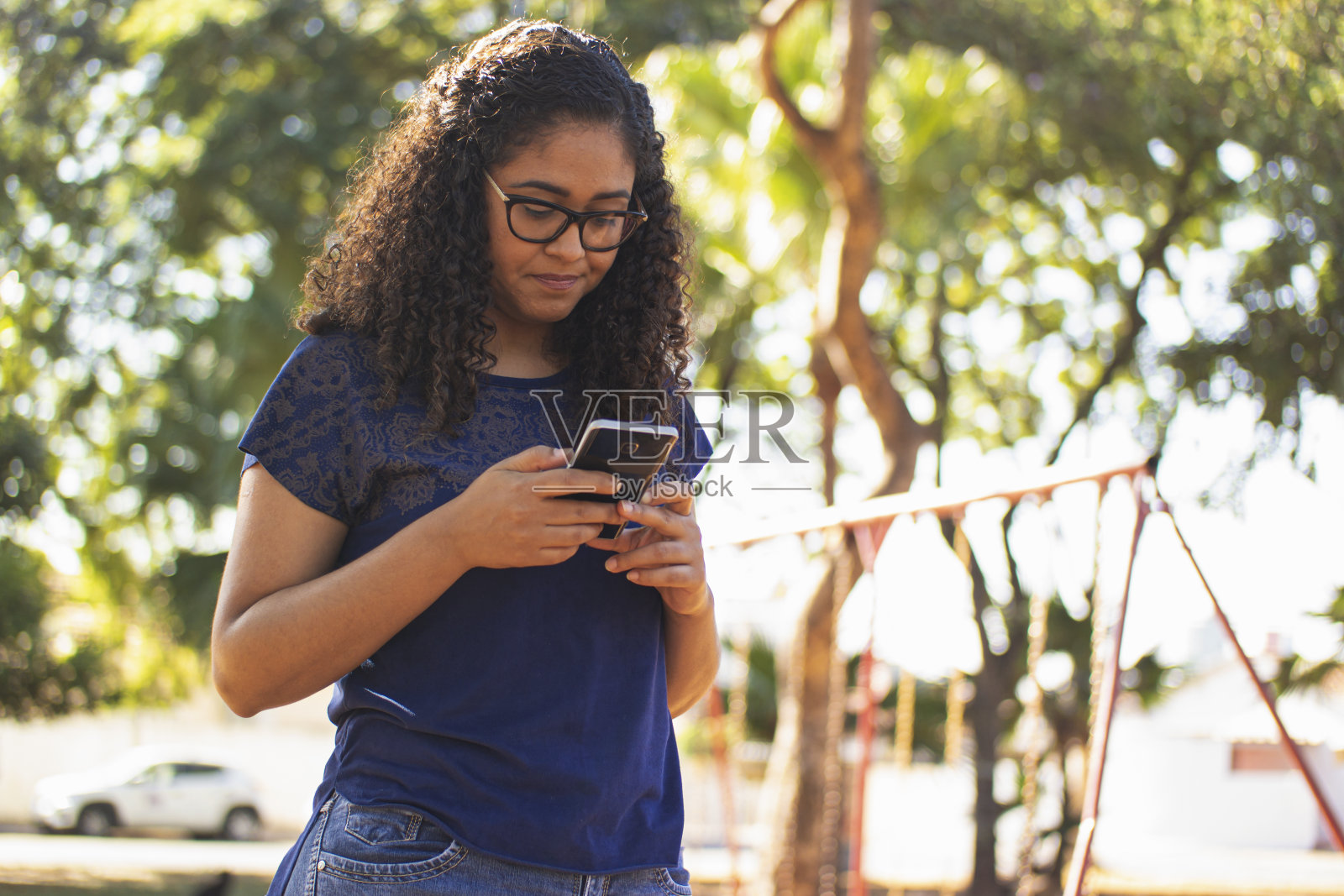 一个巴西女人在公园里。照片摄影图片