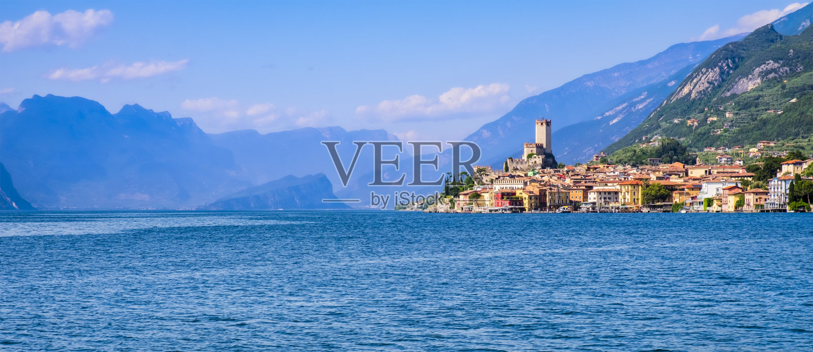 意大利-马尔切辛，意大利最大的湖加尔达湖畔的迷人小镇照片摄影图片