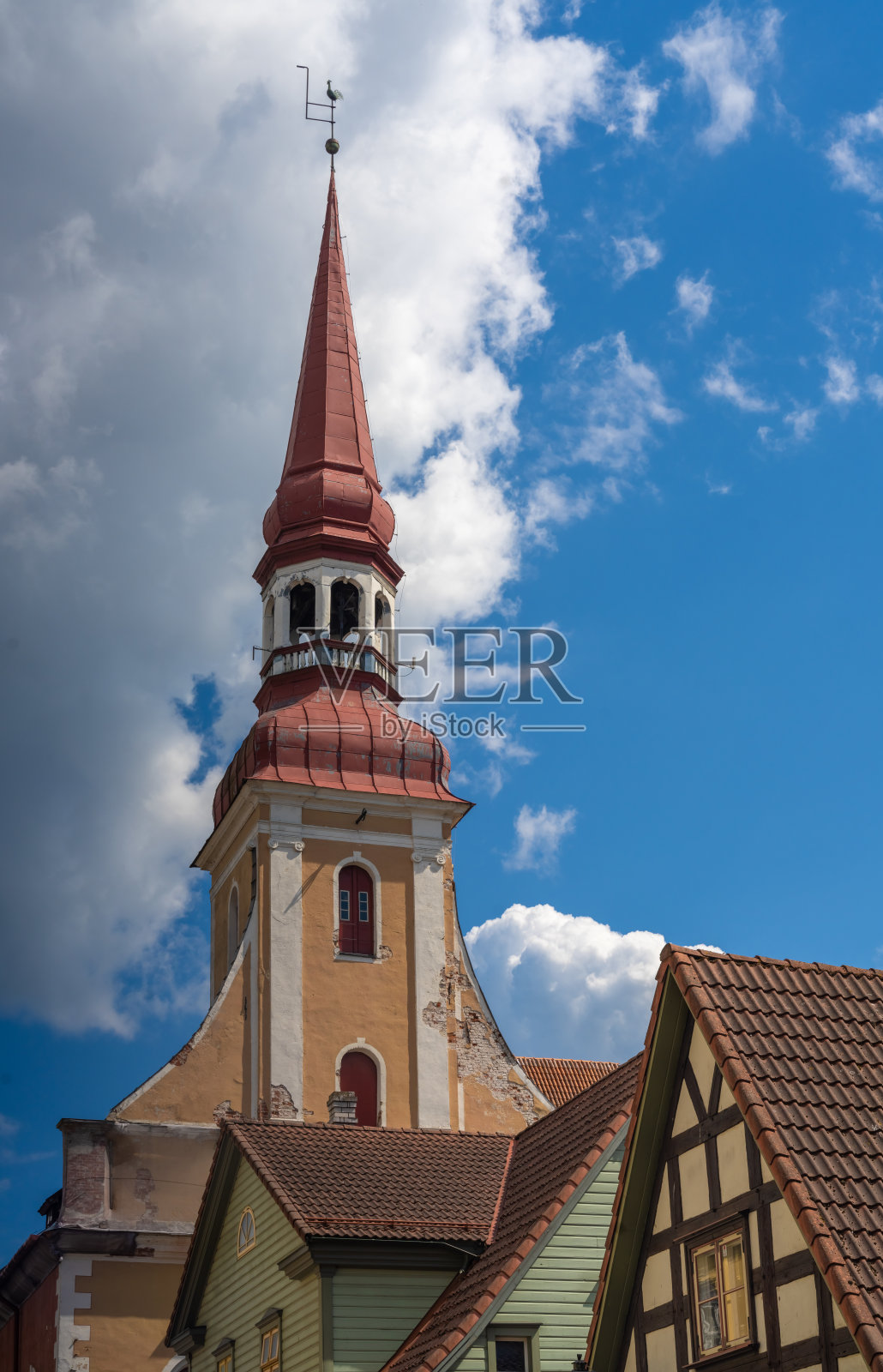 帕尔努老城，爱沙尼亚第四大城市和一个受欢迎的度假胜地，有一个迷人的老城和波罗的海上的大海滩。照片摄影图片