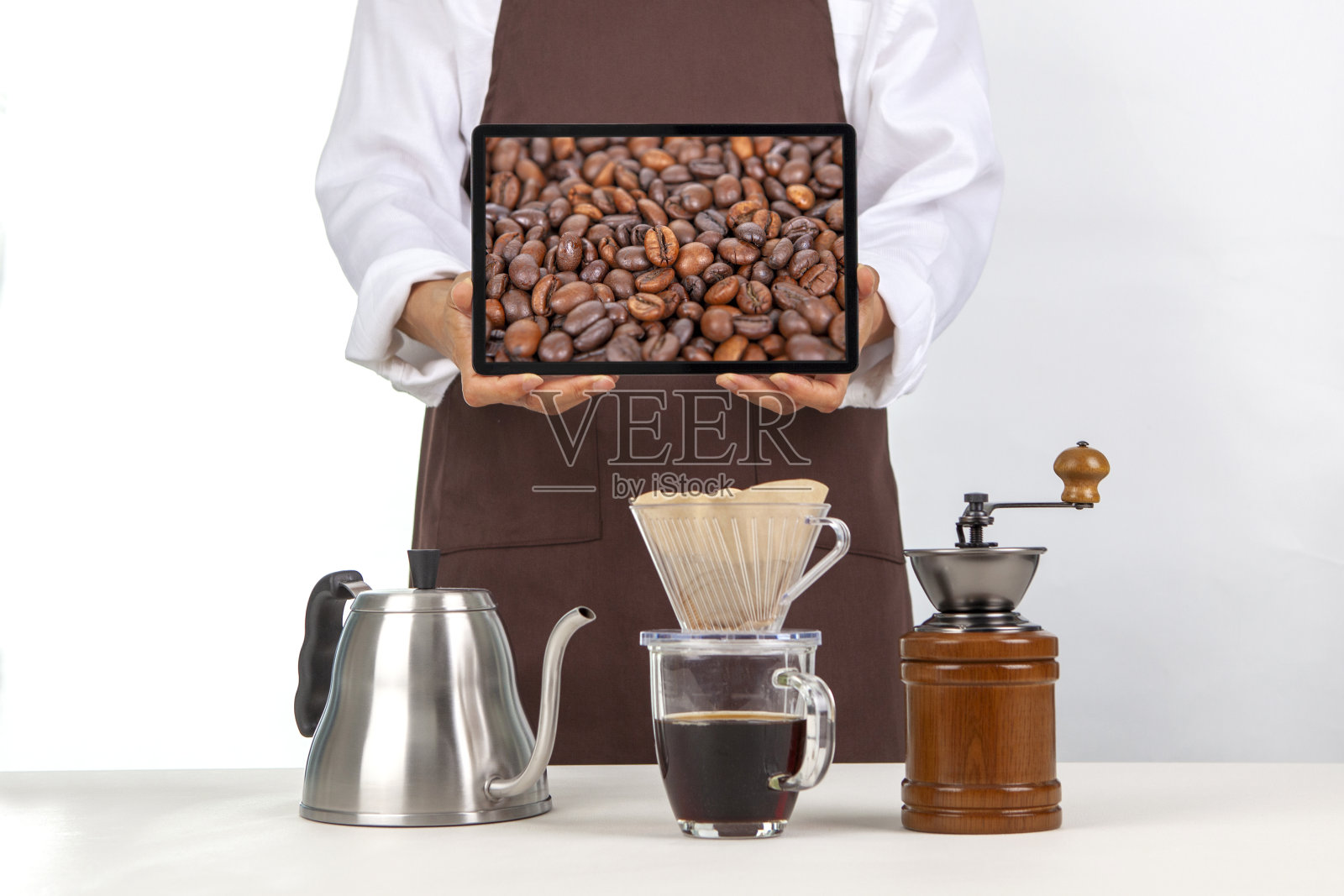 咖啡师拿着药片和滴滤咖啡照片摄影图片