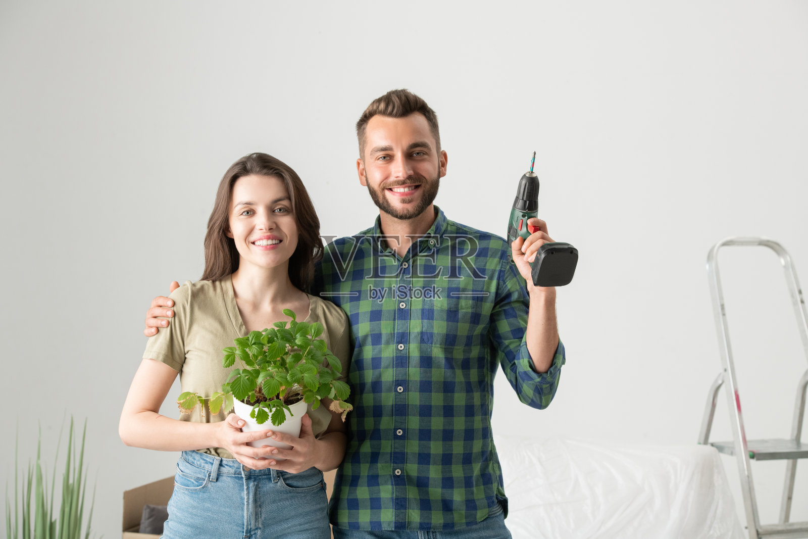 一对夫妇搬进了新公寓照片摄影图片