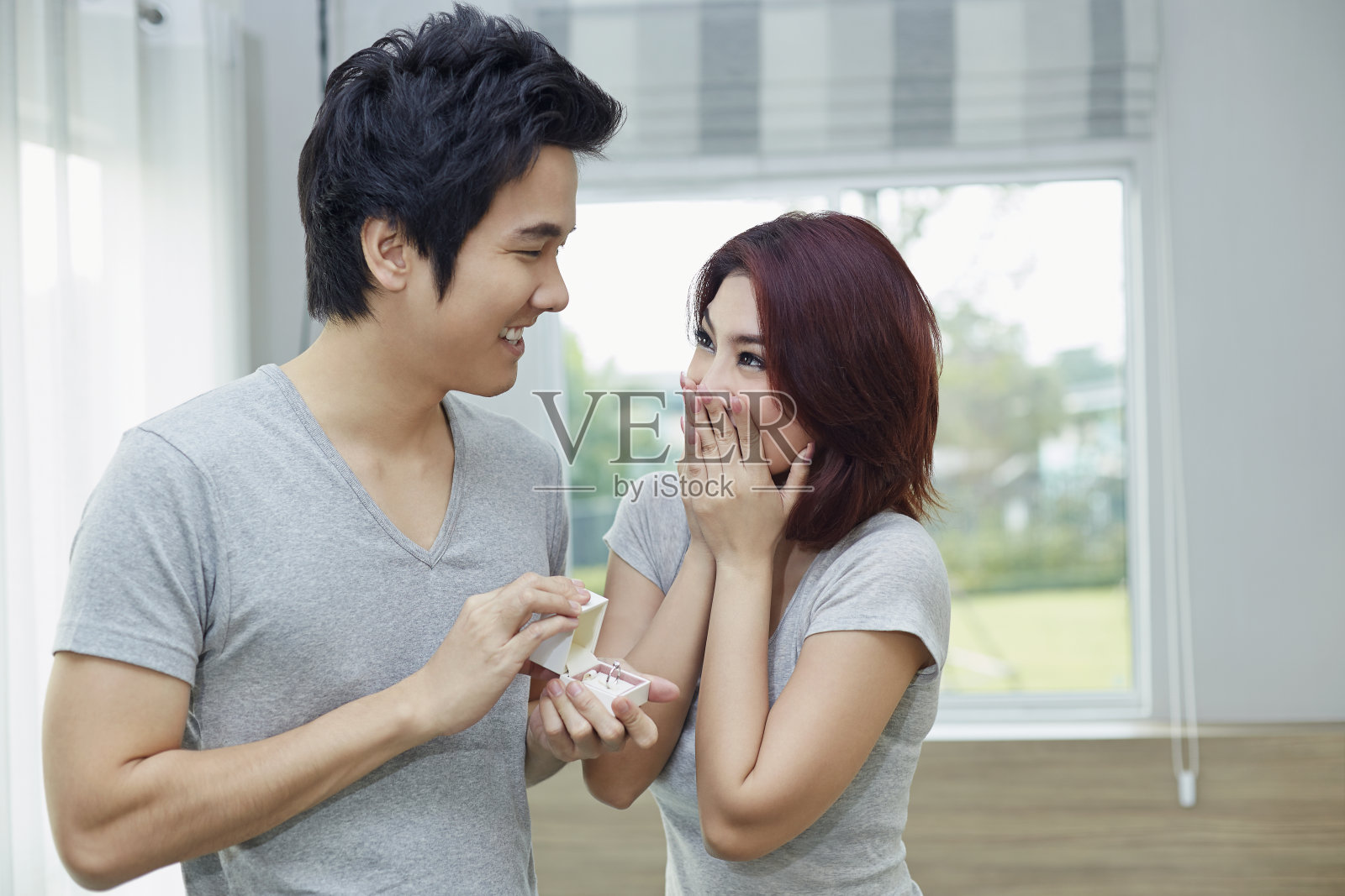 男朋友送女友礼物照片摄影图片