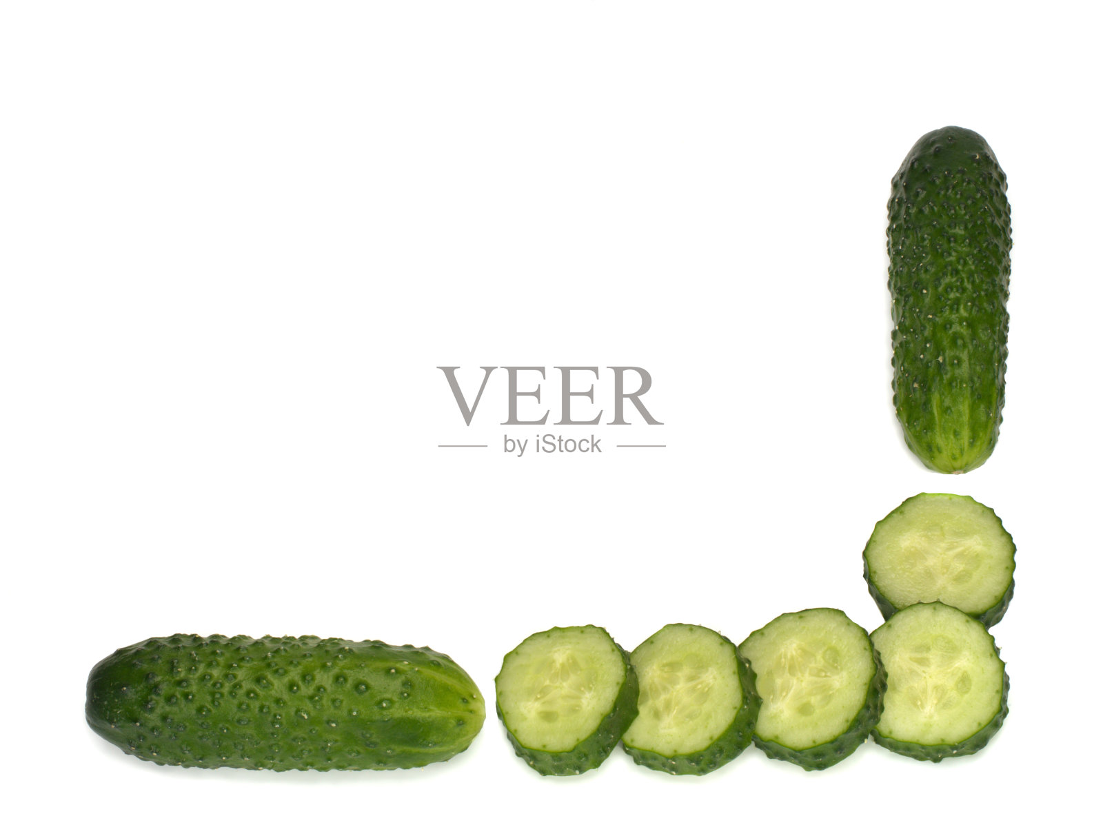在白色背景下分离的黄瓜及其切片照片摄影图片