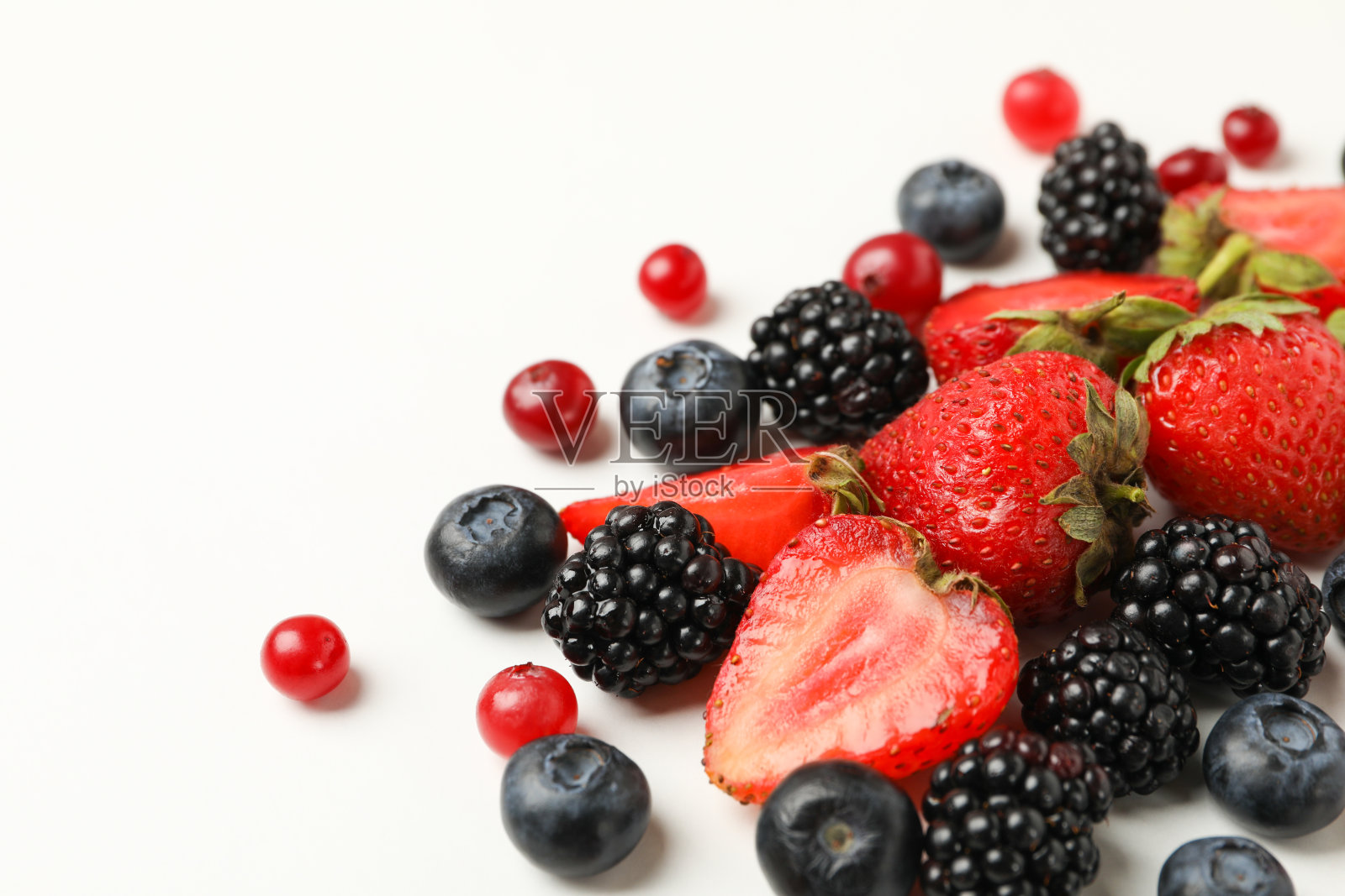混合新鲜浆果在白色背景，文字空间照片摄影图片