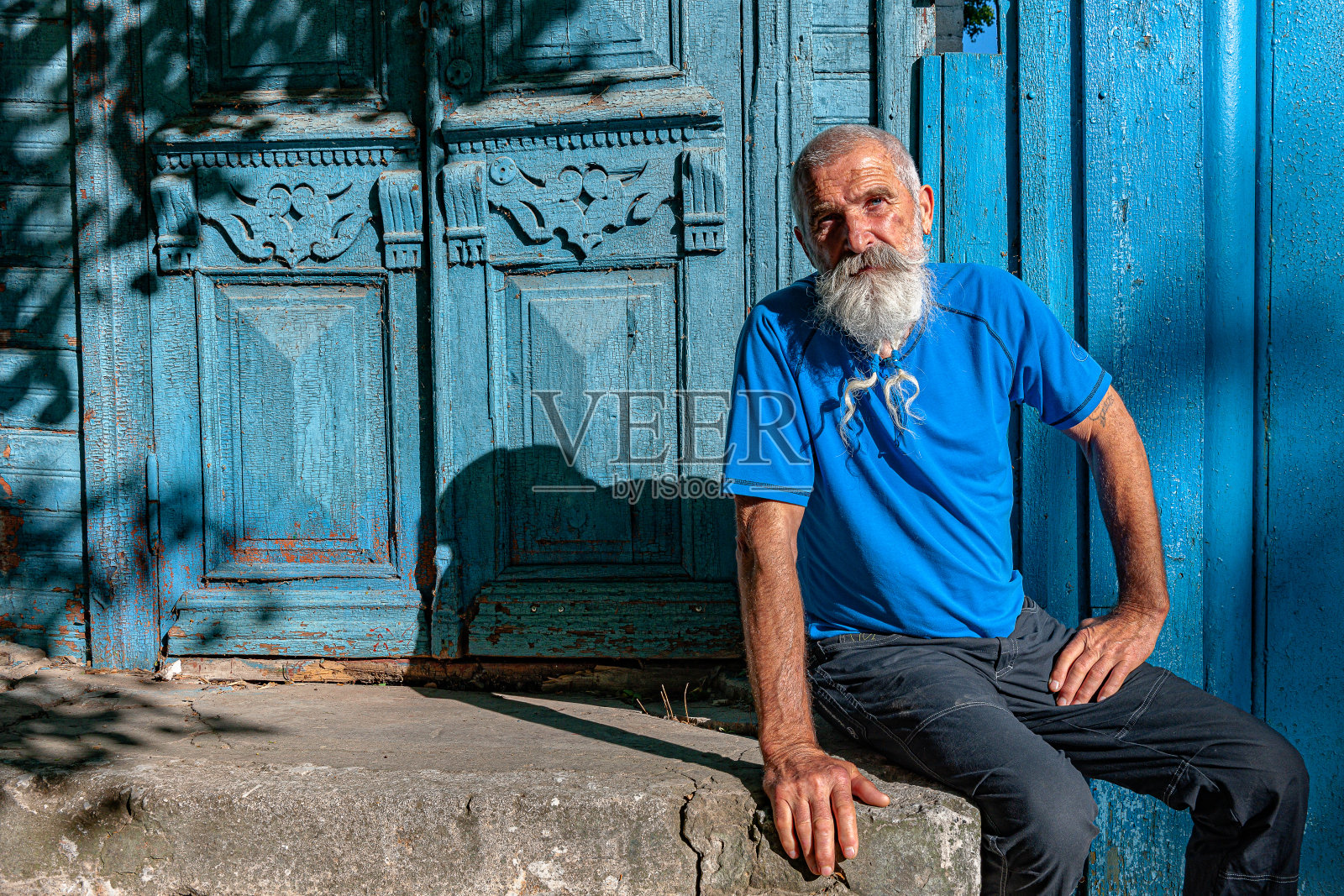 肖像老男人与白胡子旅行通过俄罗斯的河流，俄罗斯照片摄影图片