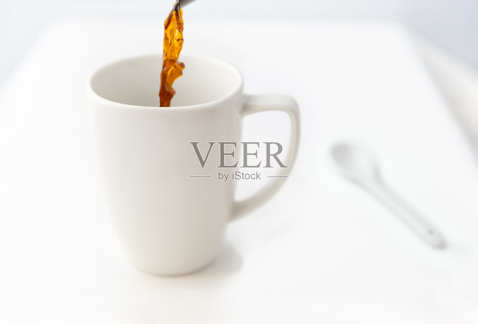 桌子上正斟着一杯咖啡。照片摄影图片