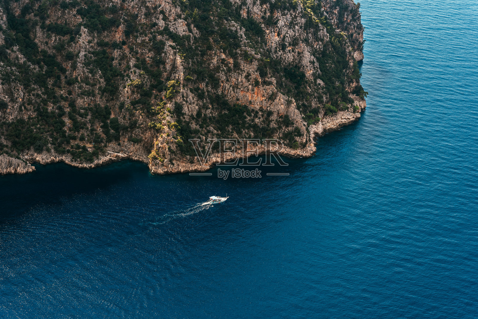 夏季景观有海洋和山脉。海鸟瞰图。蓝山蓝海。土耳其马尔马里斯市的风景。鸟瞰图的天堂海与清澈的水。本空间照片摄影图片