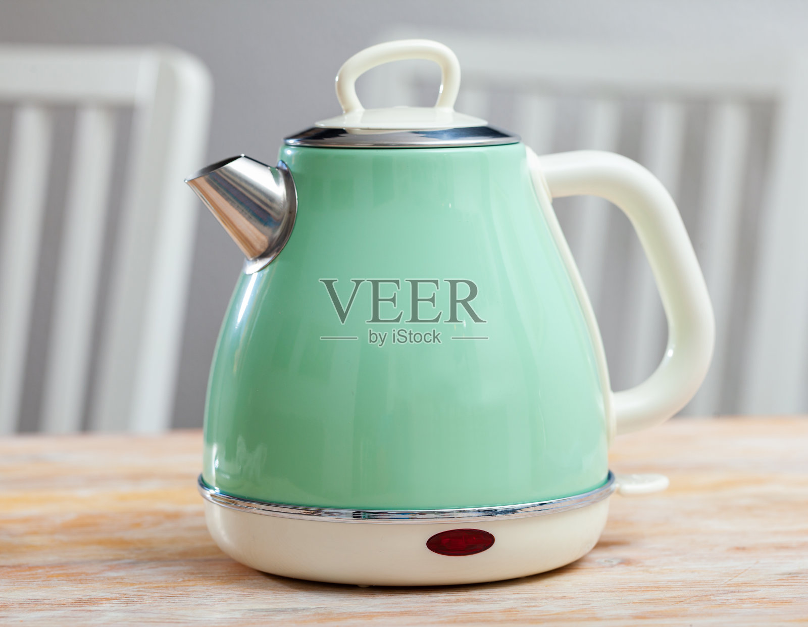 室内桌子上的新茶壶形象照片摄影图片