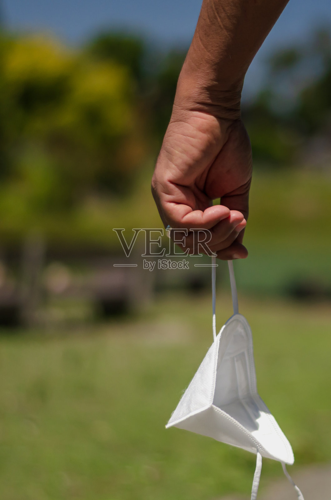 一名男子在室外拿着N95口罩照片摄影图片