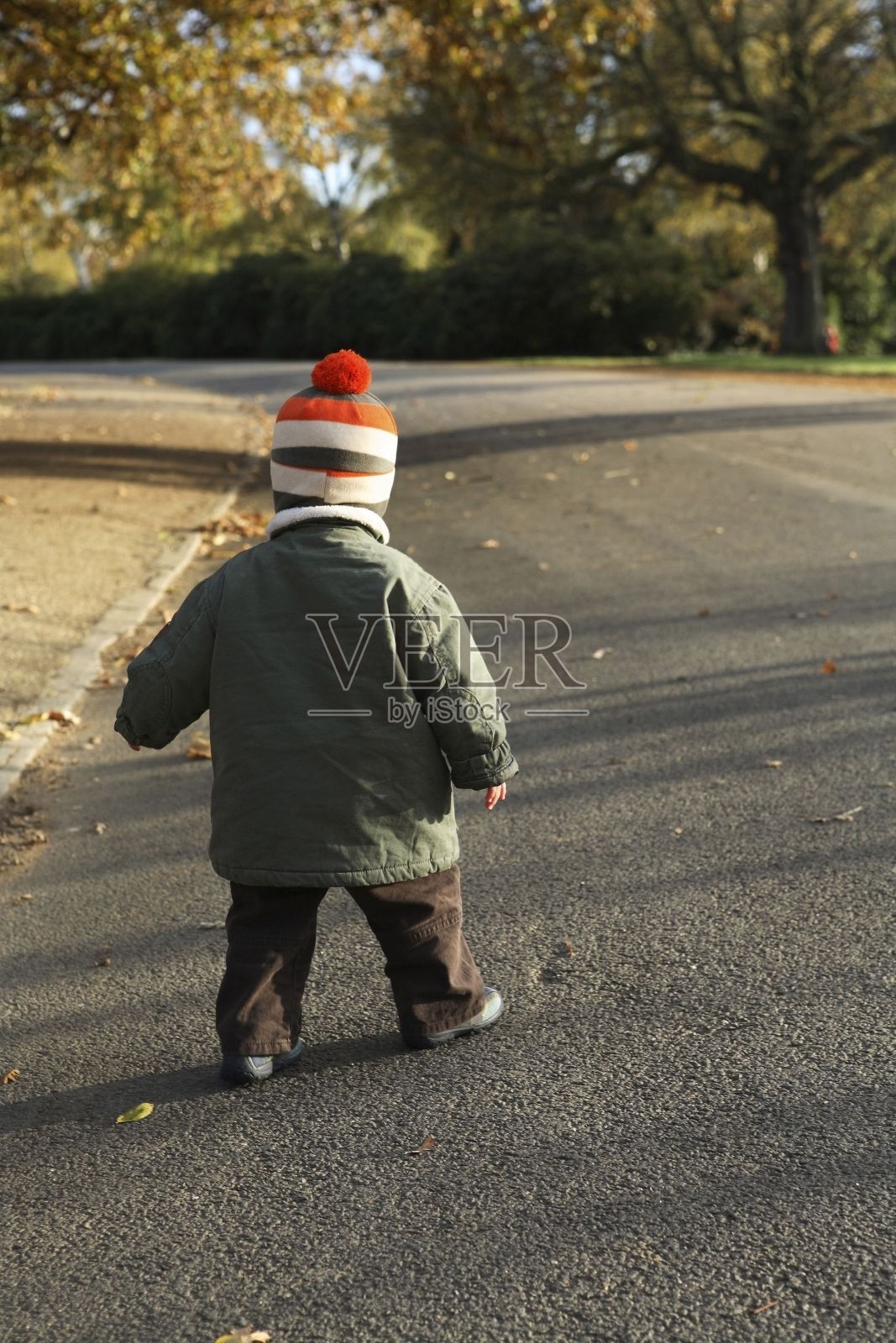 学龄前儿童在公园散步照片摄影图片