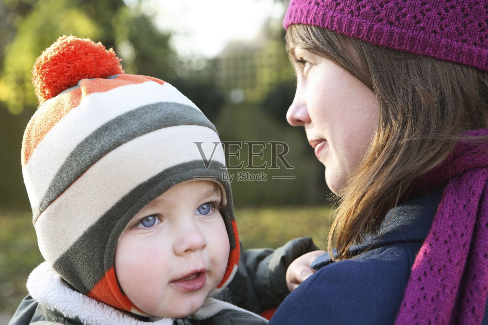 母亲抱着儿子在公园里照片摄影图片