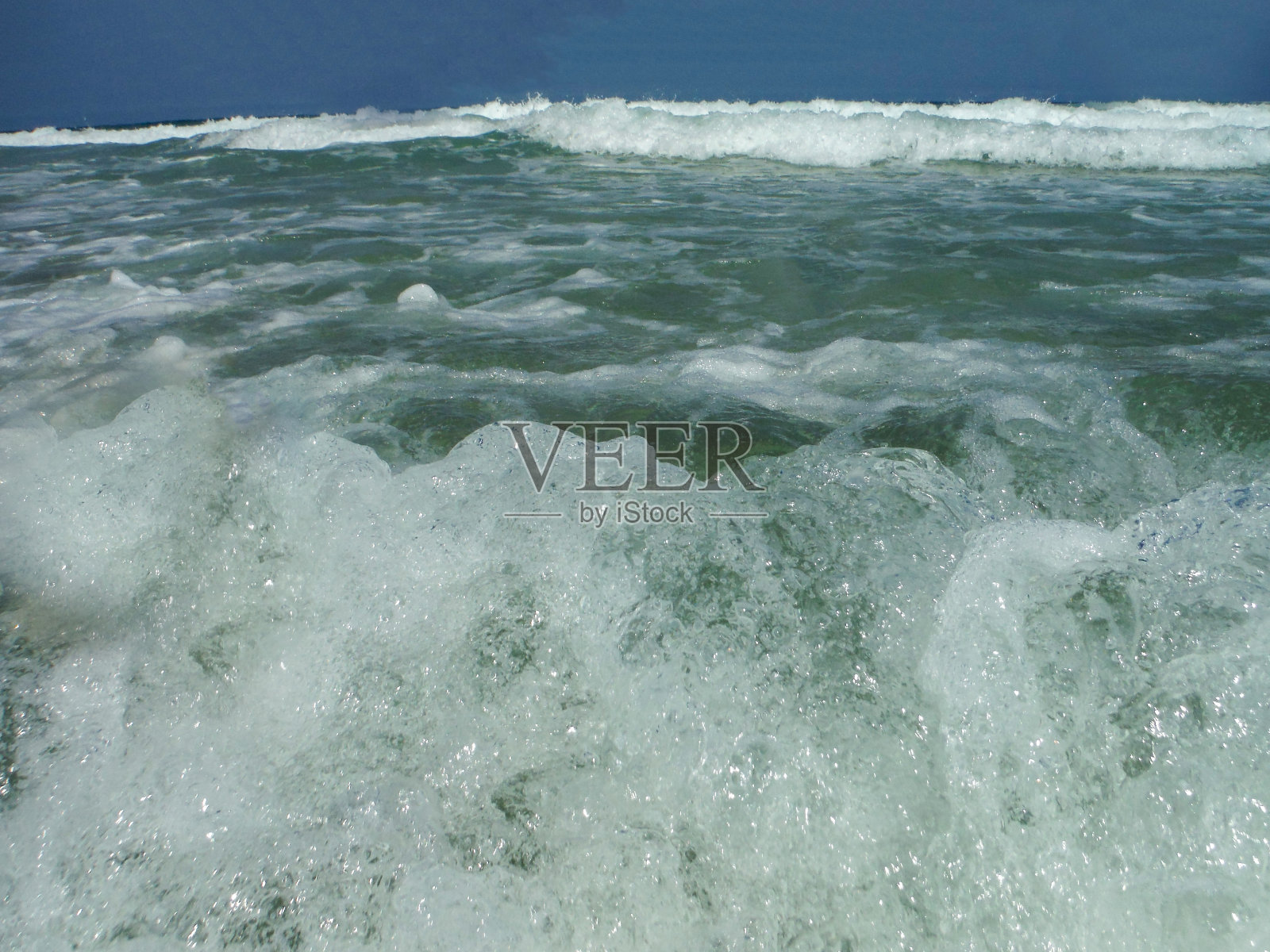 西班牙加利西亚死亡海岸的雷佐海滩上的海浪照片摄影图片