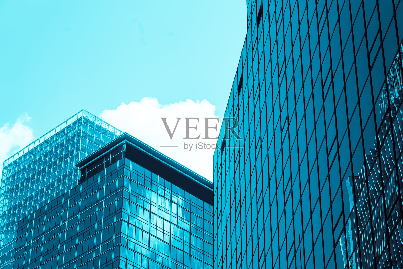 商业区的现代摩天大楼照片摄影图片