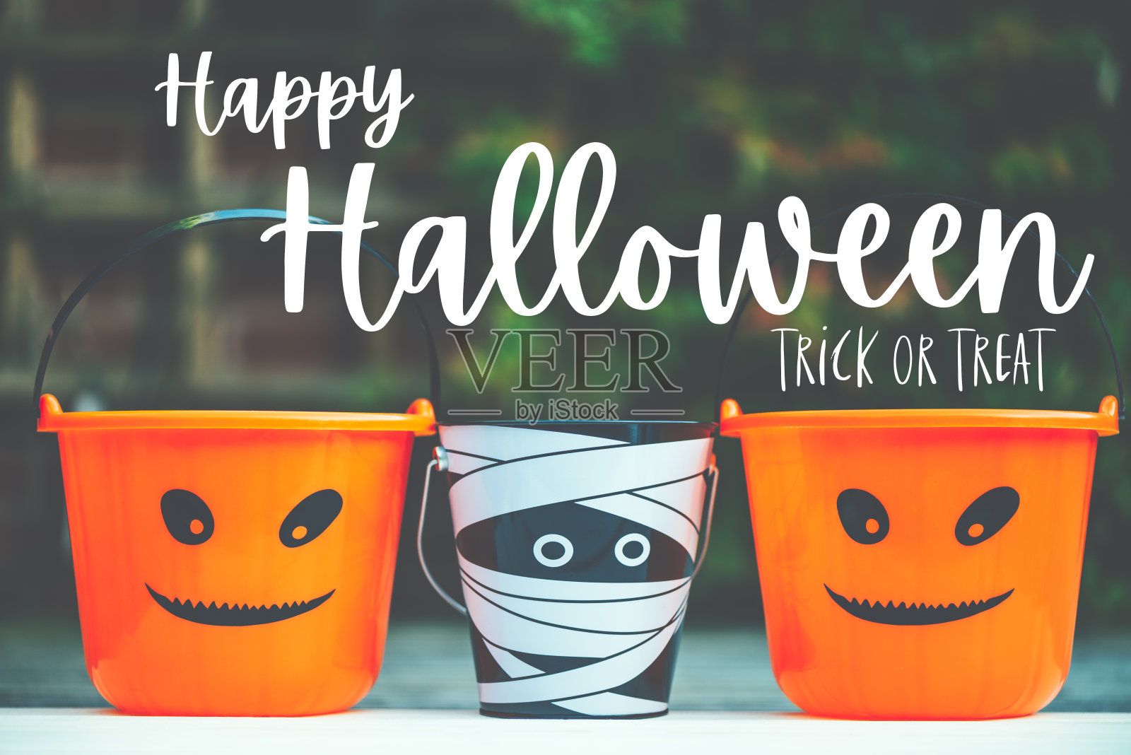 万圣节的空桶，不给糖就捣蛋照片摄影图片