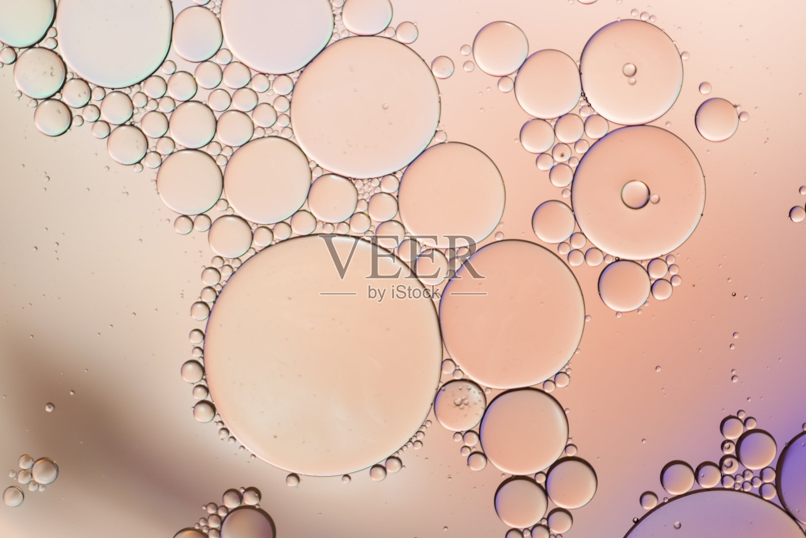 五彩缤纷的艺术油滴浮在水面上。抽象的彩色泡泡背景。照片摄影图片