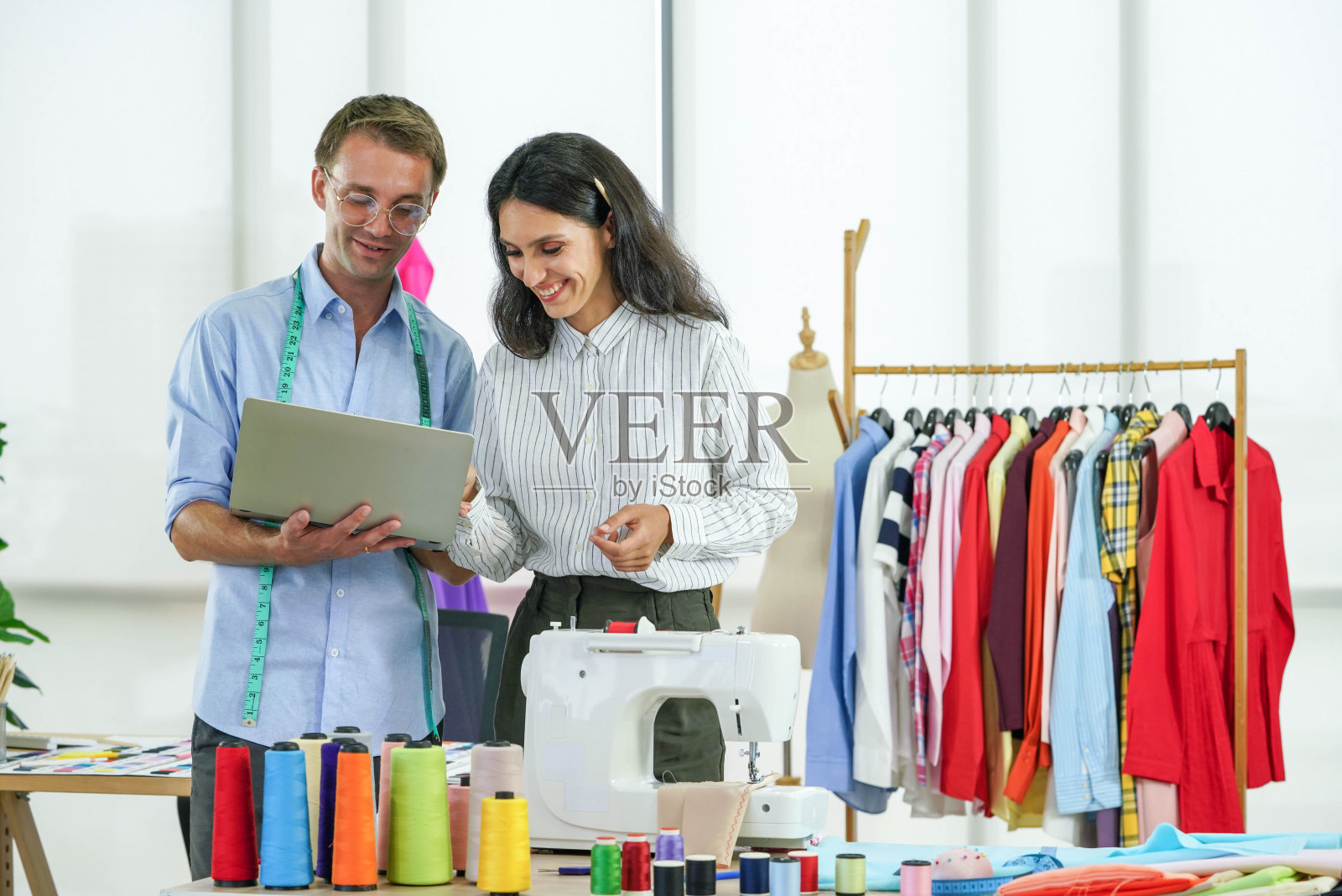 时装设计师的房间，男女工作在家庭基地布设计业务照片摄影图片