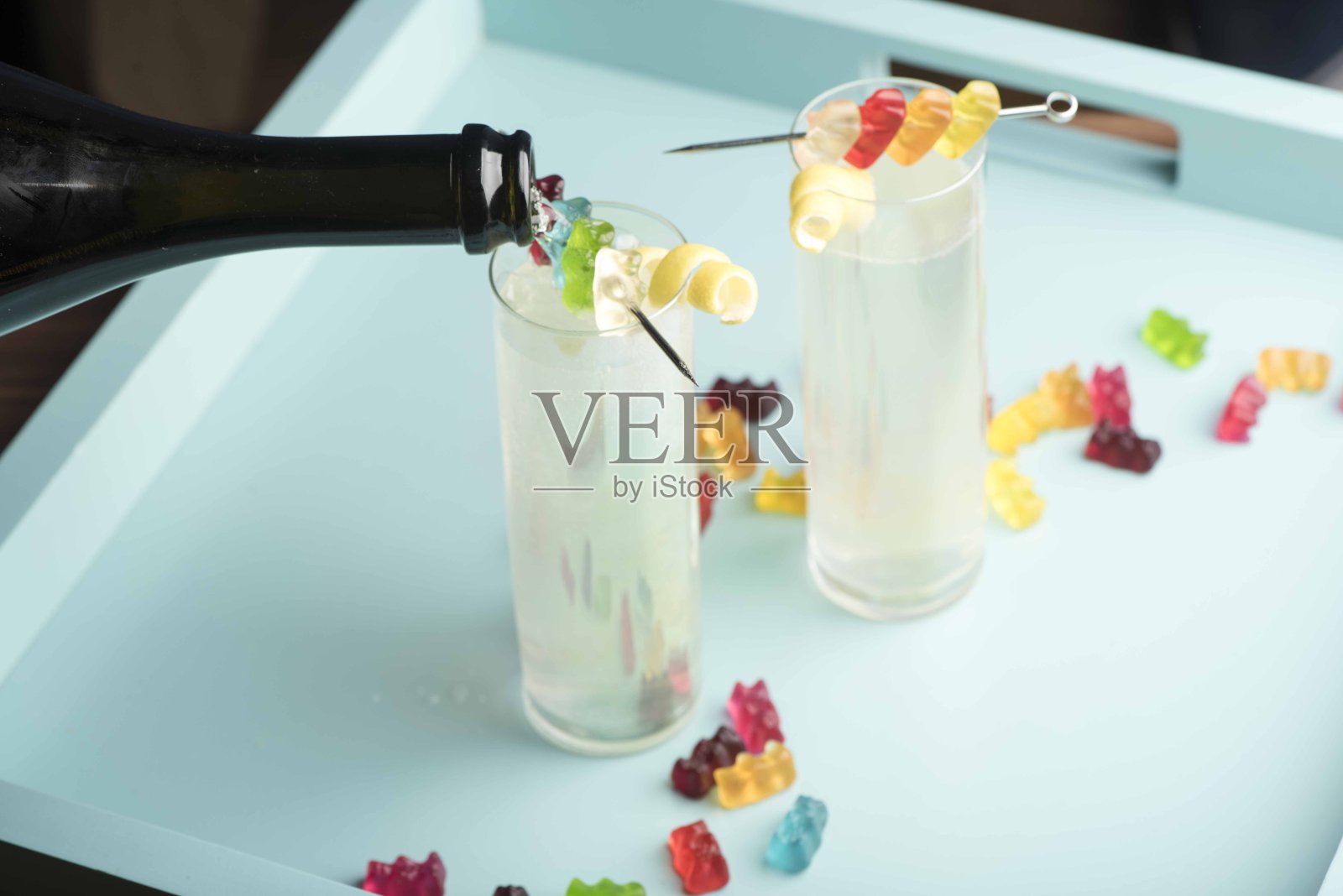 柠檬水。柠檬汁鸡尾酒。用伏特加、香槟、草莓和酸橙调制的经典鸡尾酒或酒精饮料。饮料混合果汁，装饰，酸橙和樱桃。经典的美国酒吧饮品。照片摄影图片