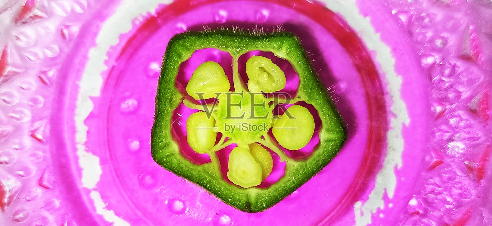 切成方块的Bhindi或Okra或Okro或Abelmoschus esculentus也被称为女士的手指或ochro照片摄影图片