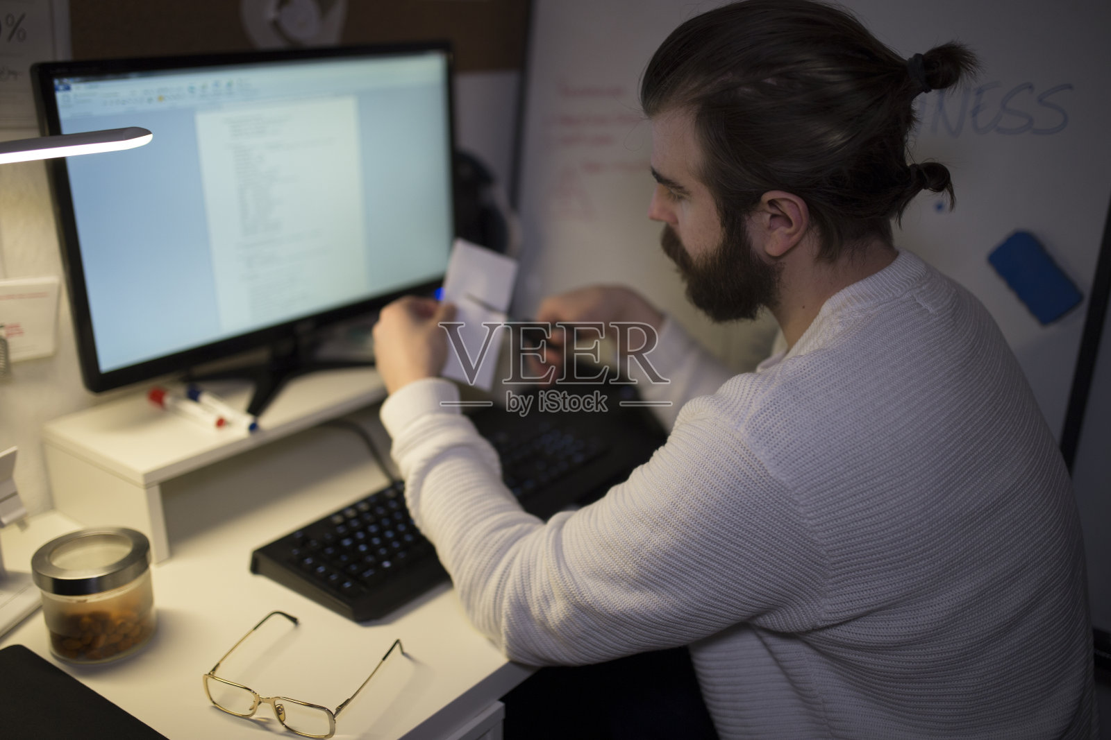 年轻人在家里工作到很晚照片摄影图片