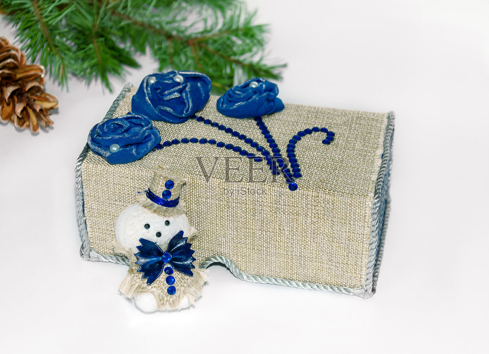 雪人与盒子，新年礼物上的白色背景照片摄影图片