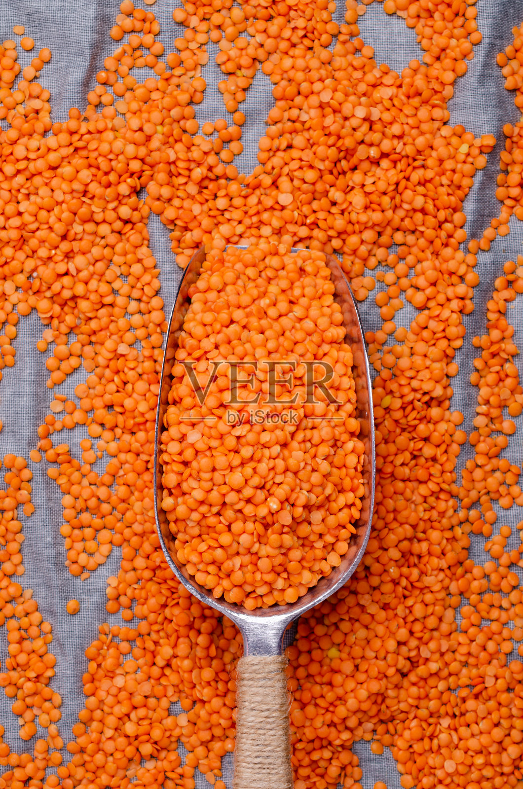 用金属勺舀干红豆照片摄影图片