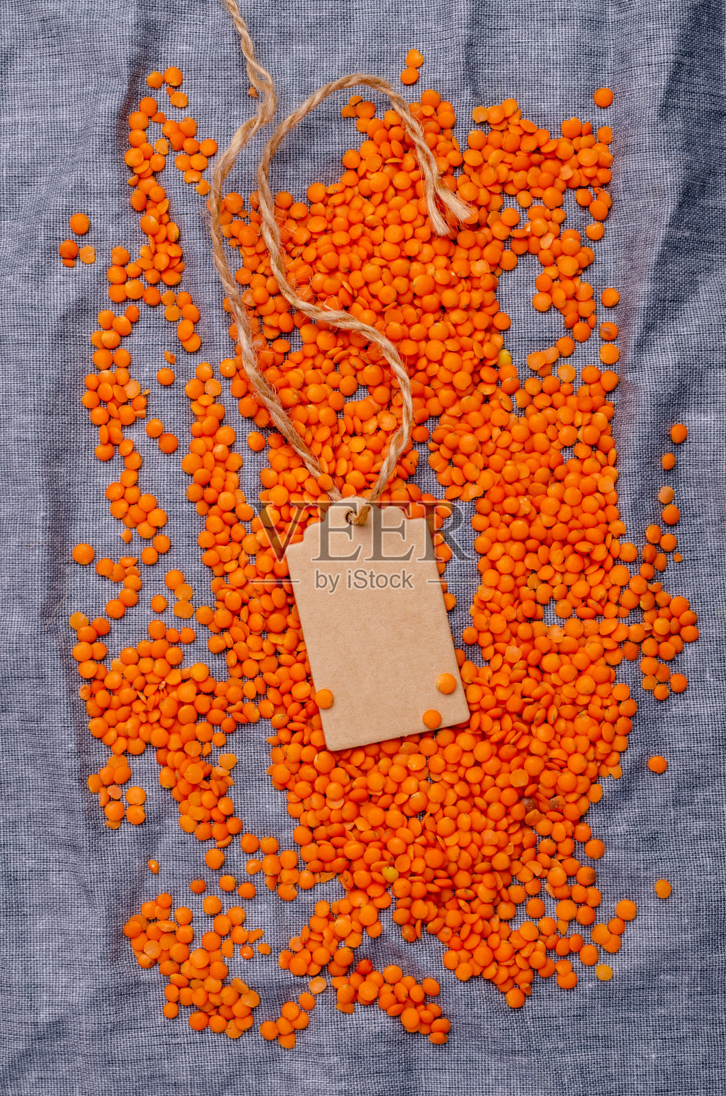 蓝色纺织品背景上的干红豆照片摄影图片
