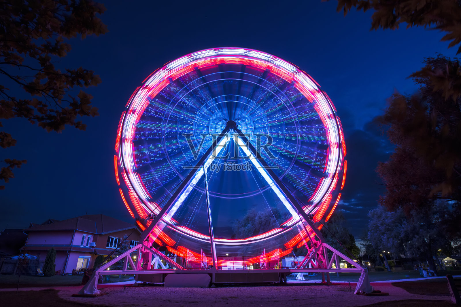 巴拉顿湖的摩天轮在晚上转照片摄影图片