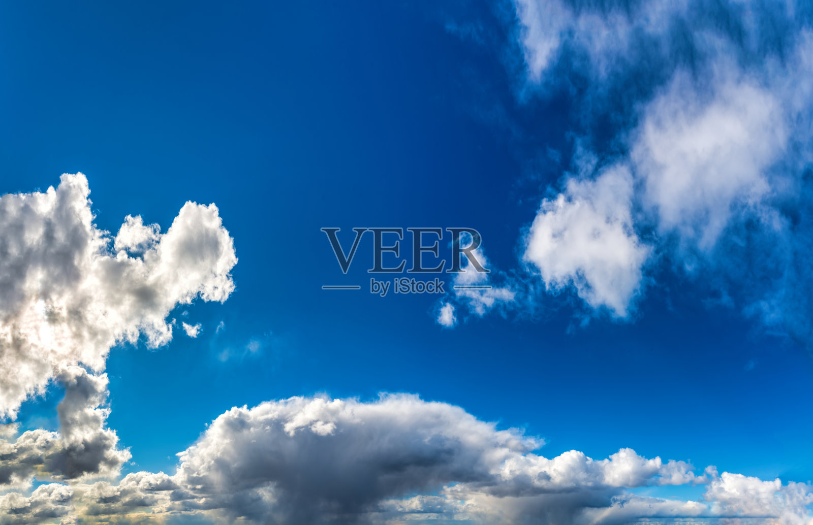 美丽的云映衬着蓝天，全景照片摄影图片