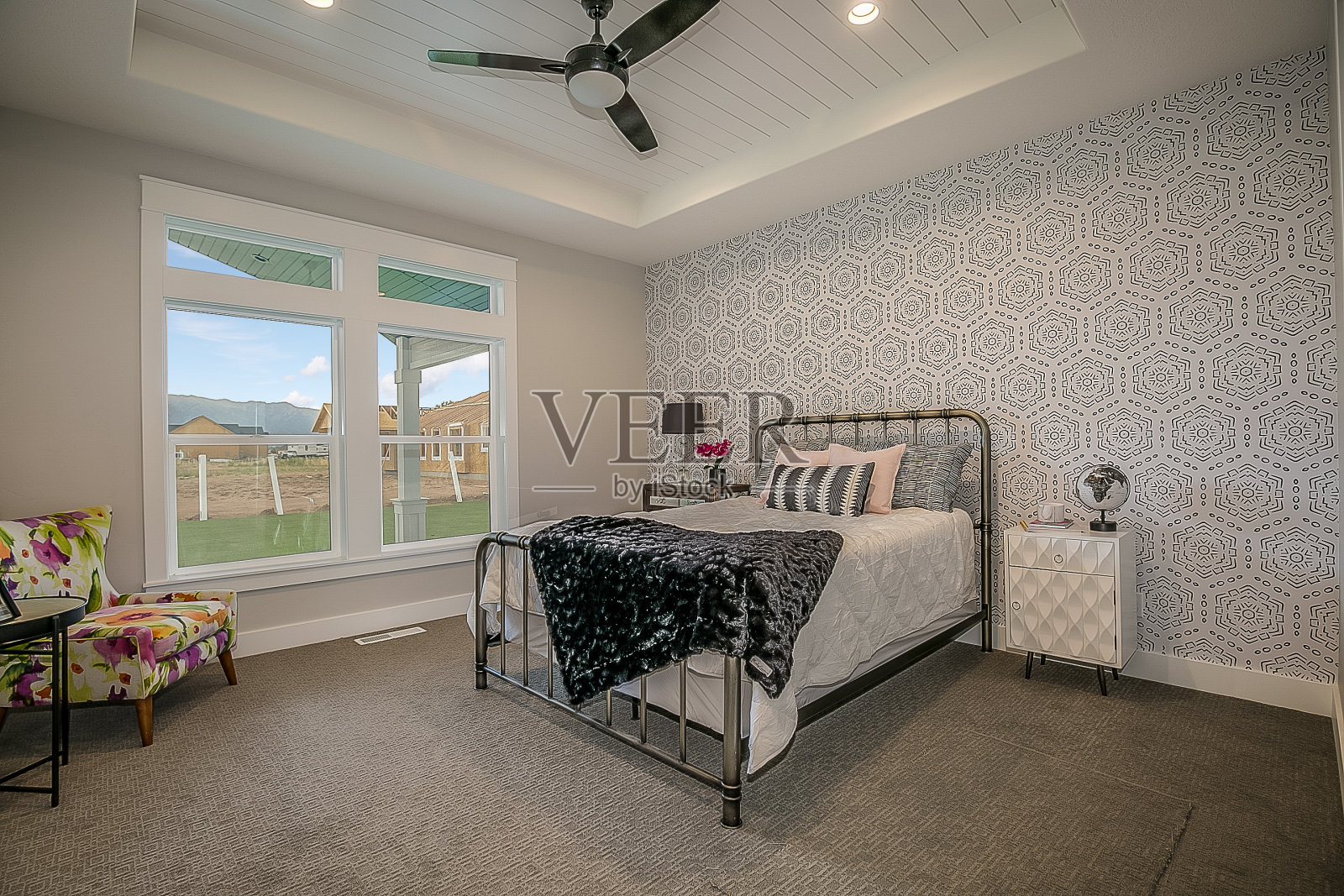 床上有金属框架的托盘天花板和风扇照片摄影图片