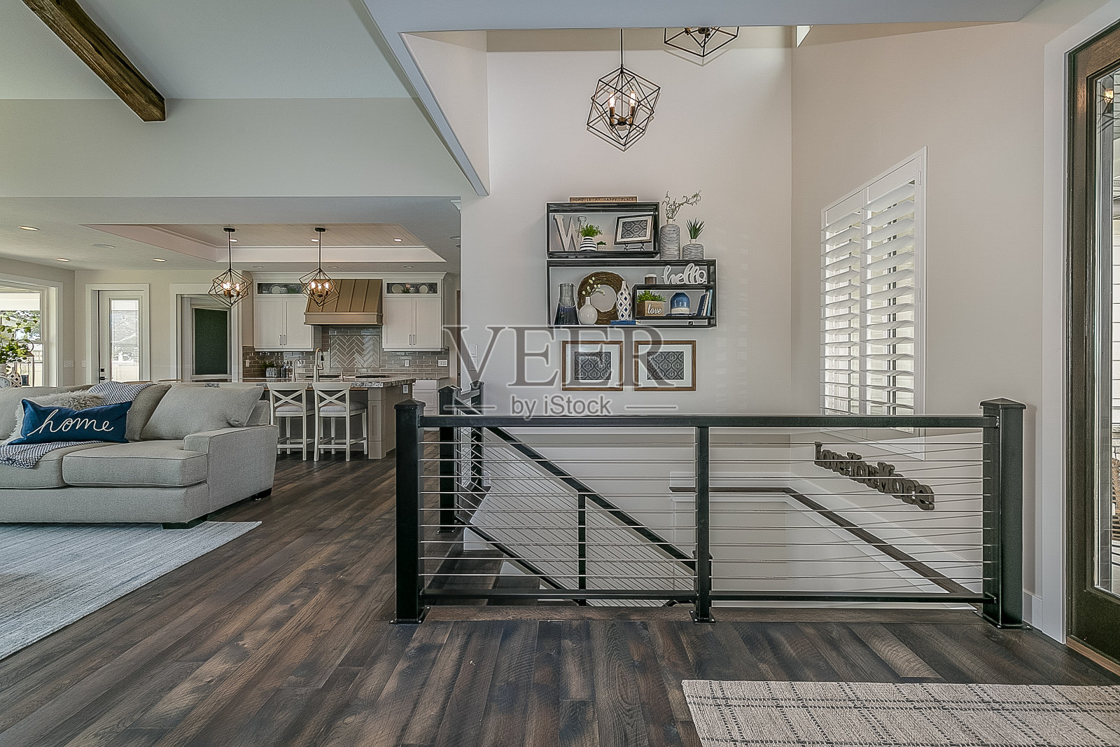 优秀的住宅设计，前门通向开放式平面照片摄影图片