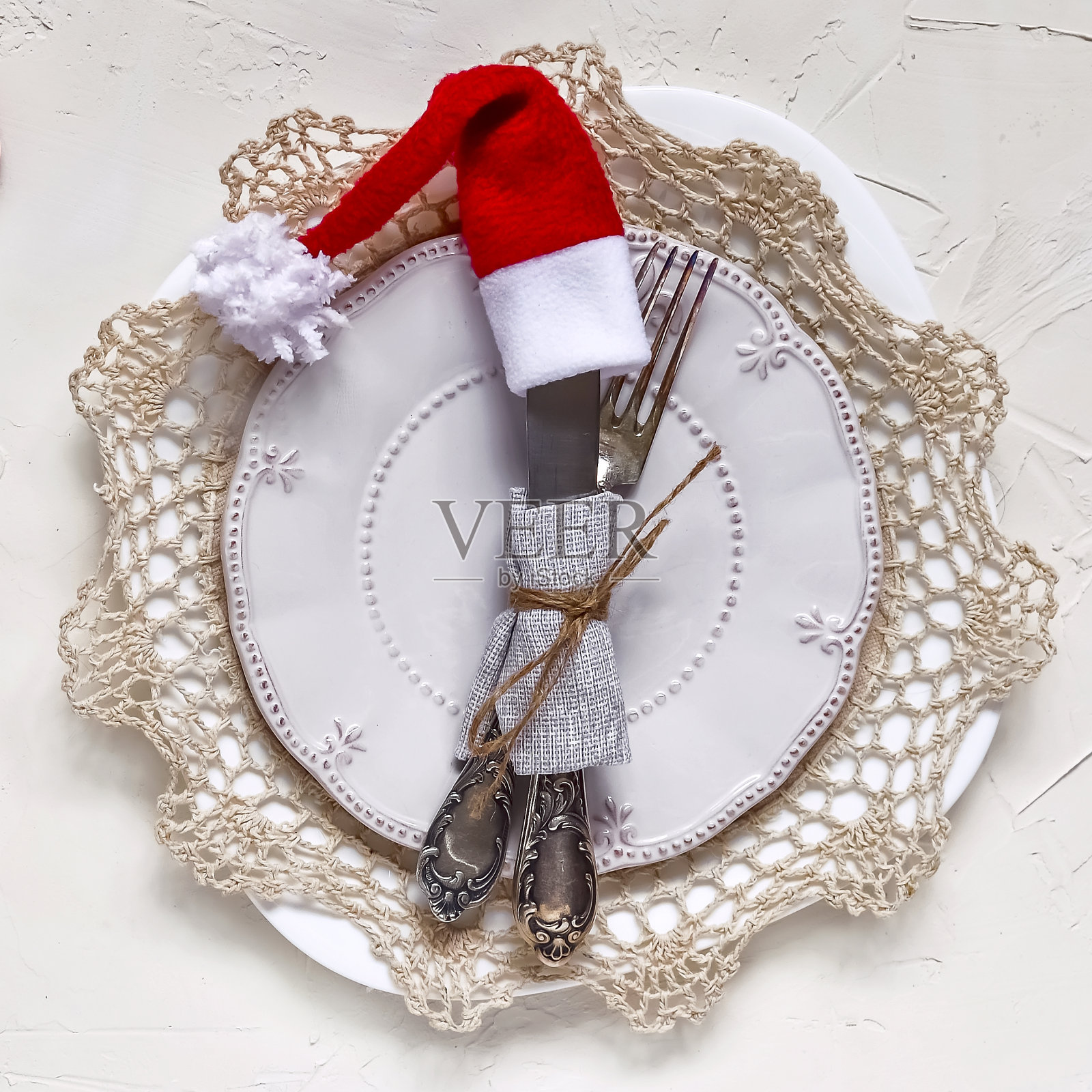 圣诞餐桌摆设，菜单概念构图，用松树树枝、香料装饰。照片摄影图片