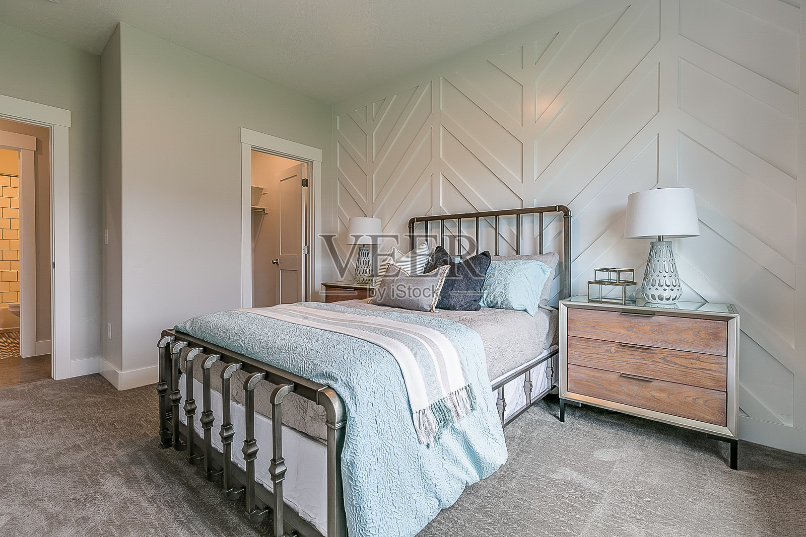 漂亮的卧室，金属床架照片摄影图片