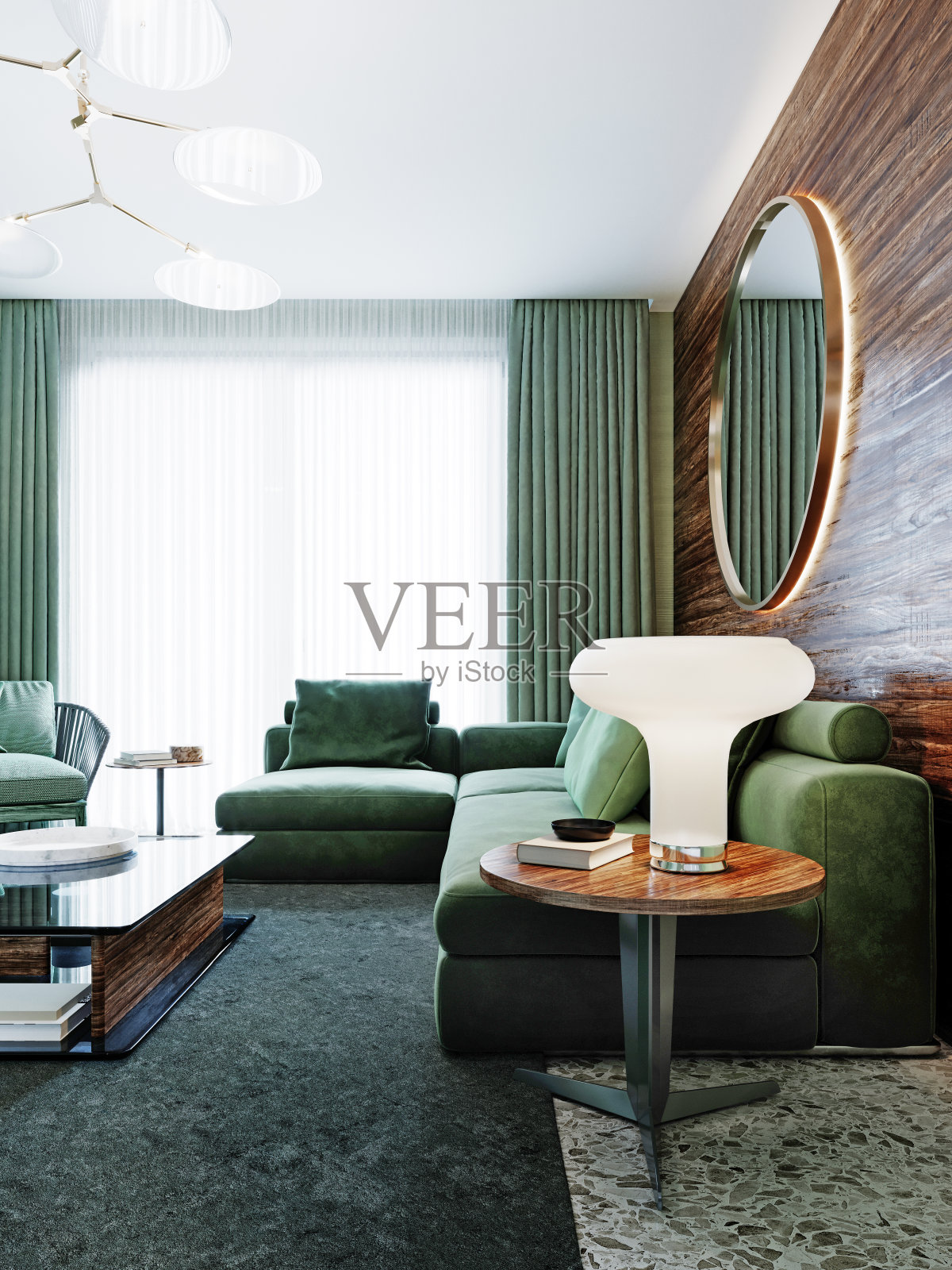 时尚的角落沙发在绿色的背景木墙与背光镜。照片摄影图片