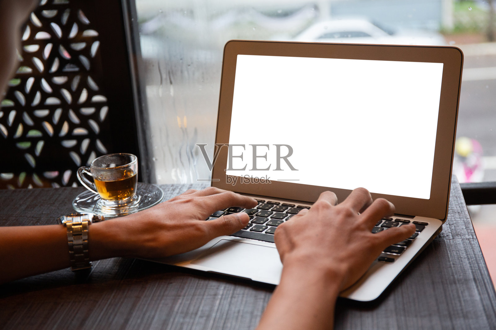 青年企业家中小企业使用笔记本显示空白屏幕与剪贴路径显示在咖啡馆概念。Â手的商人持有智能手机的人使用5G蜂窝工作应用与现代物联网照片摄影图片