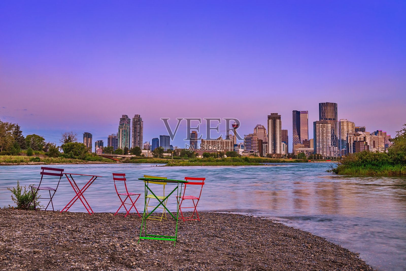 夏天的日出在卡尔加里城市景观和河流照片摄影图片