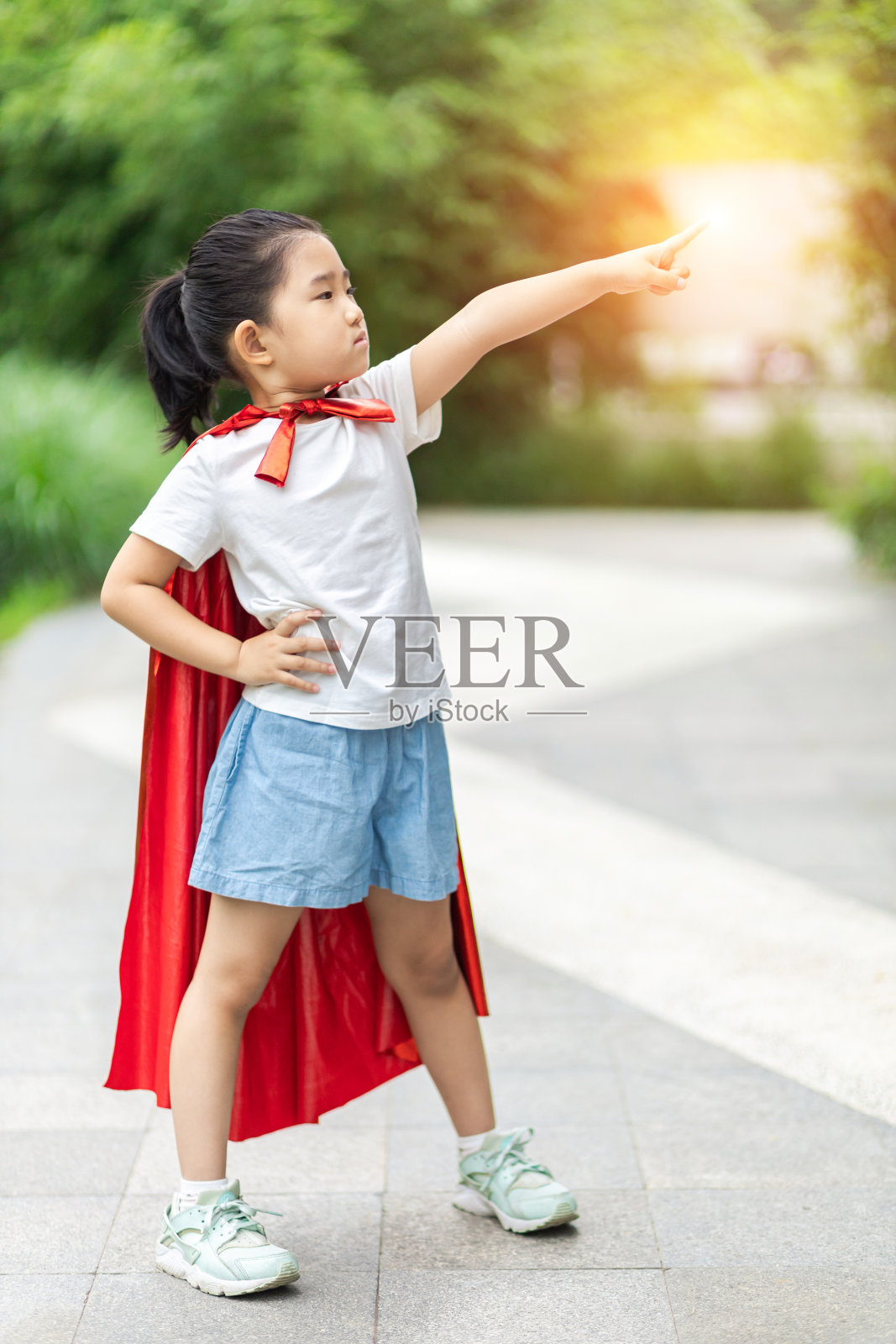 指点方向的英雄女孩照片摄影图片