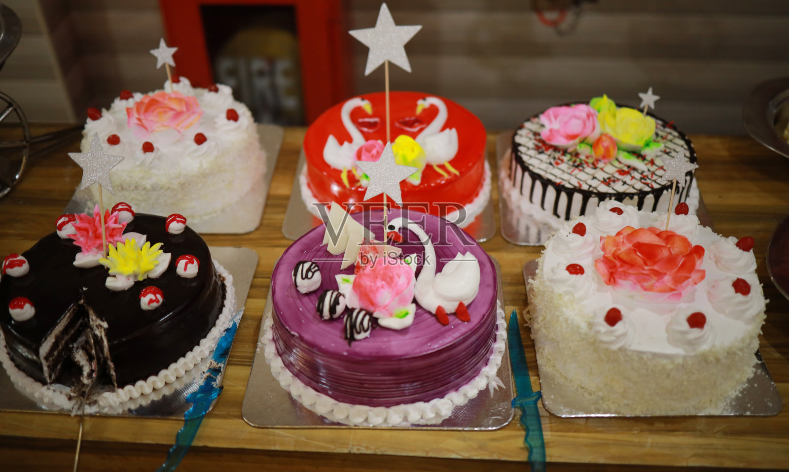 有玫瑰和甜甜圈的印度婚宴蛋糕。美丽的婚礼蛋糕在浪漫的风格。照片摄影图片