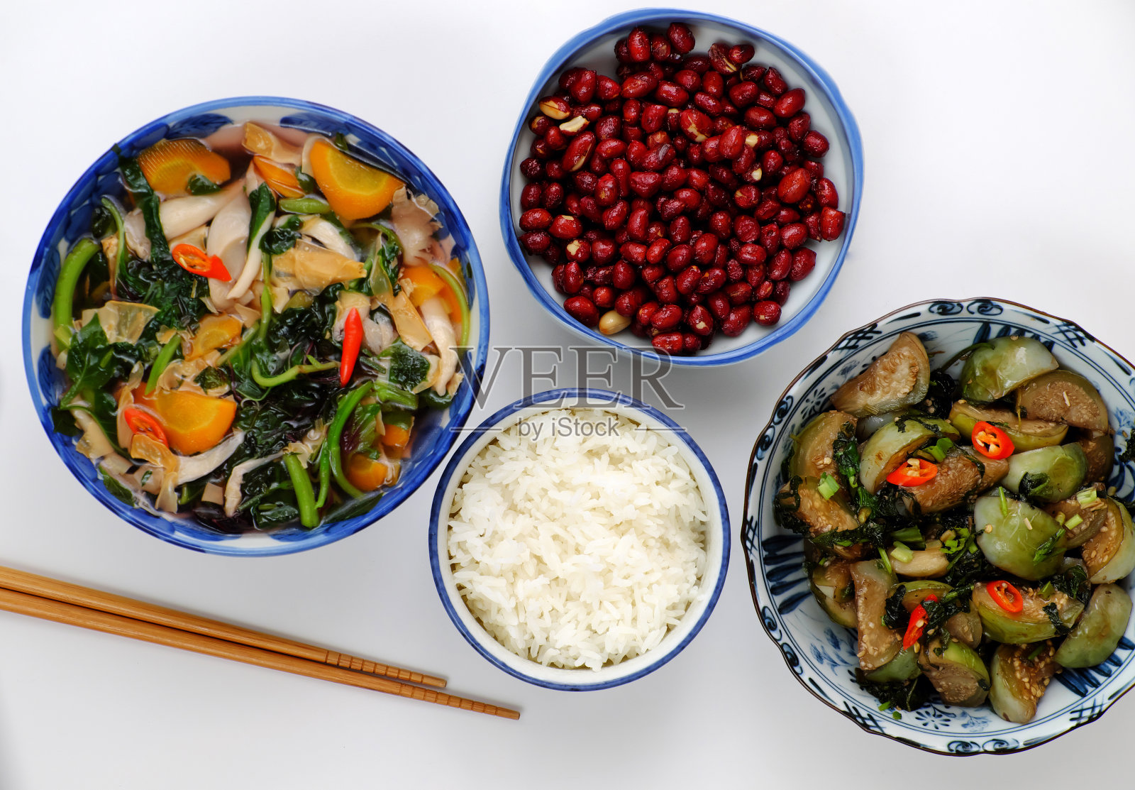 越式素食午餐：花生、茄子、米饭和蔬菜汤照片摄影图片