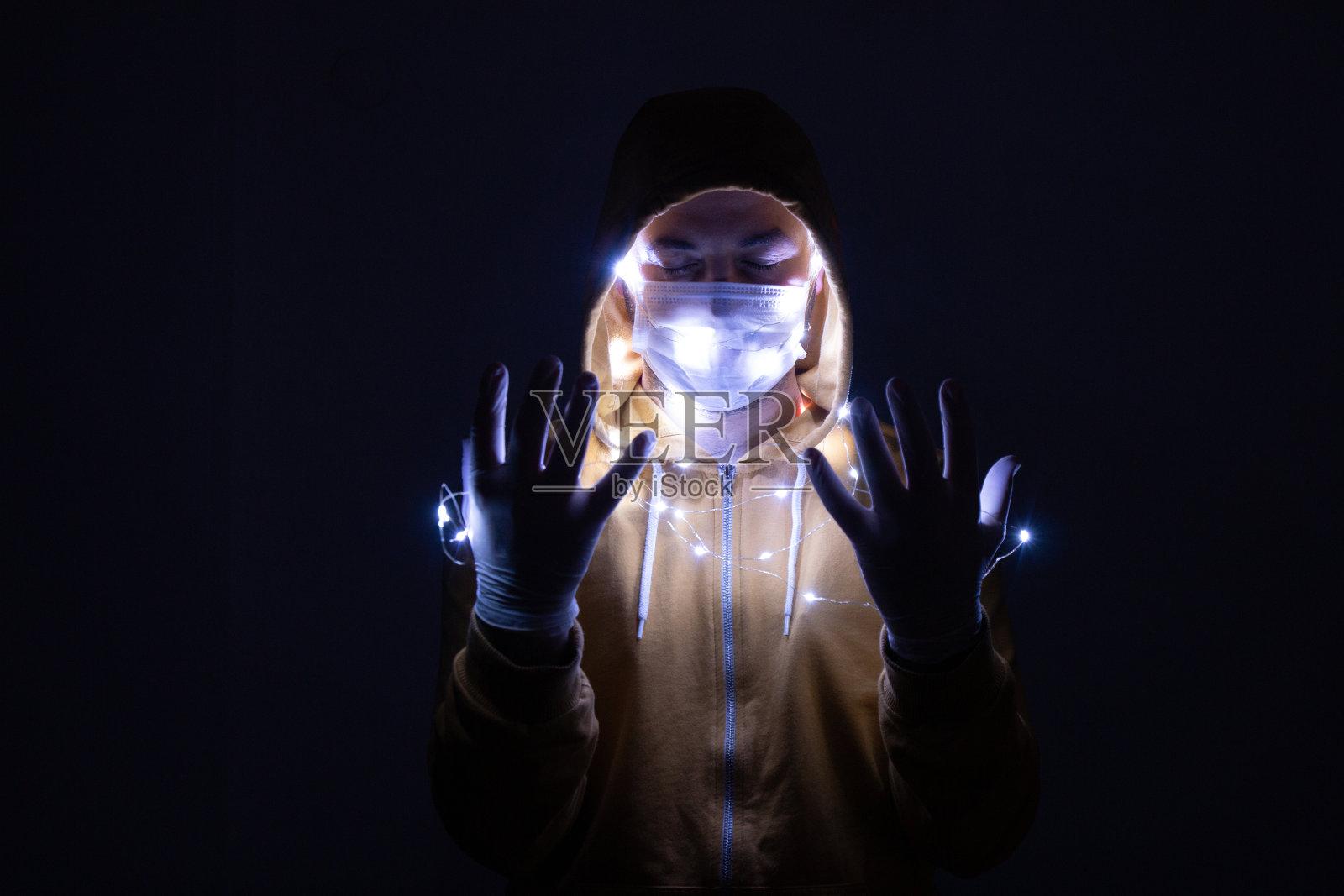 蒙面人在黑暗中照片摄影图片