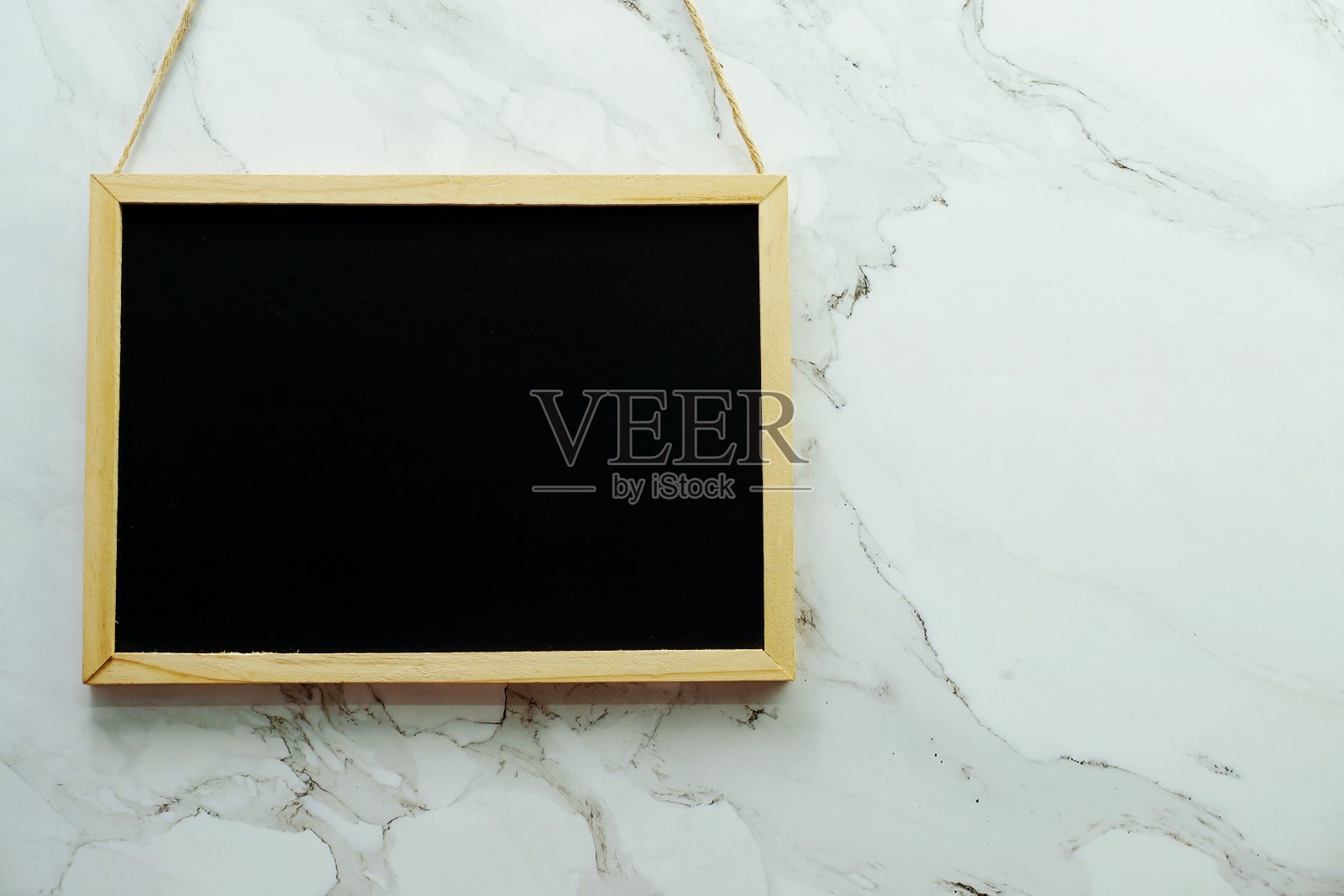 大理石墙面纹理背景上的空白黑色板照片摄影图片