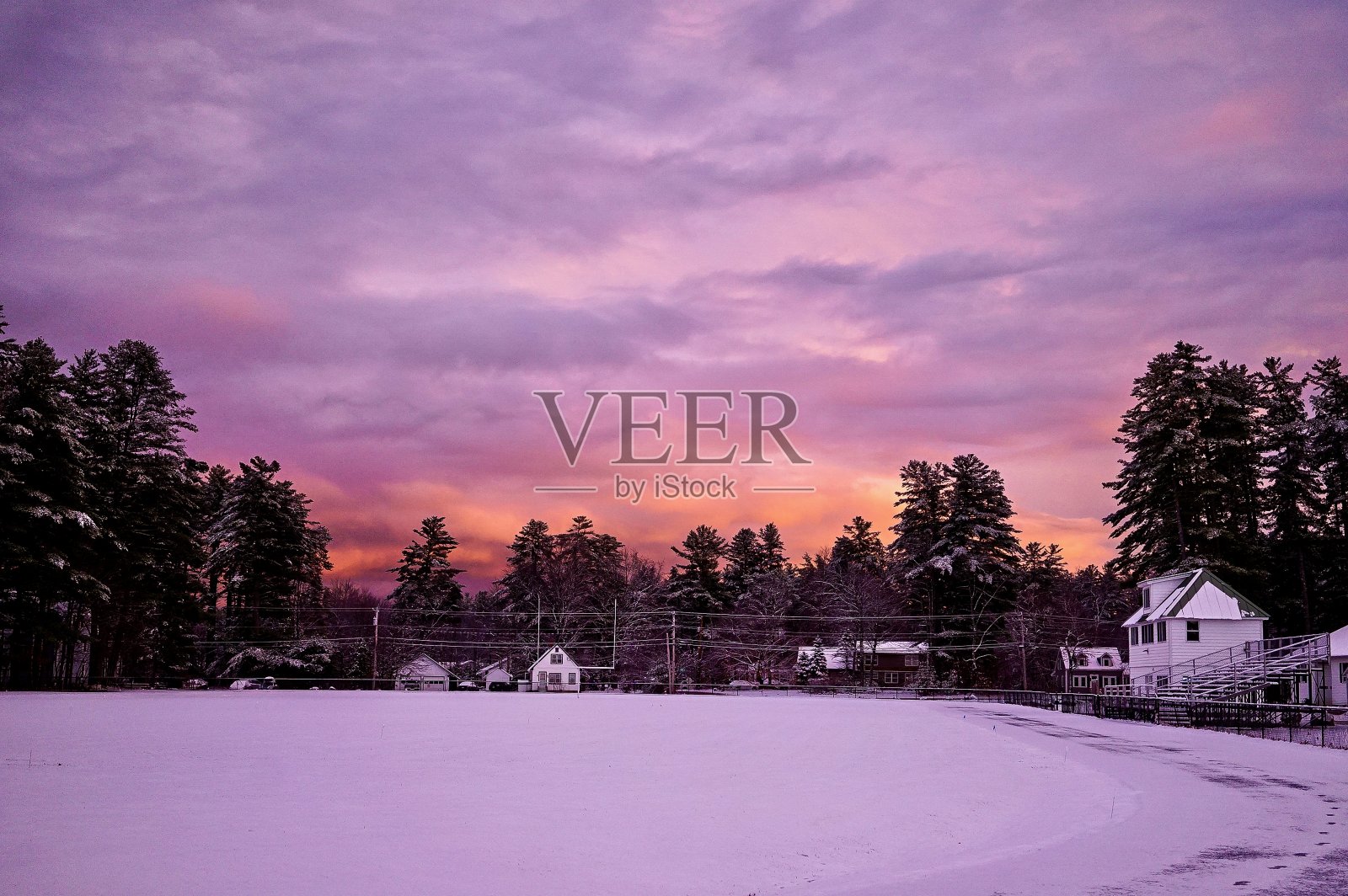 雪后日落。照片摄影图片