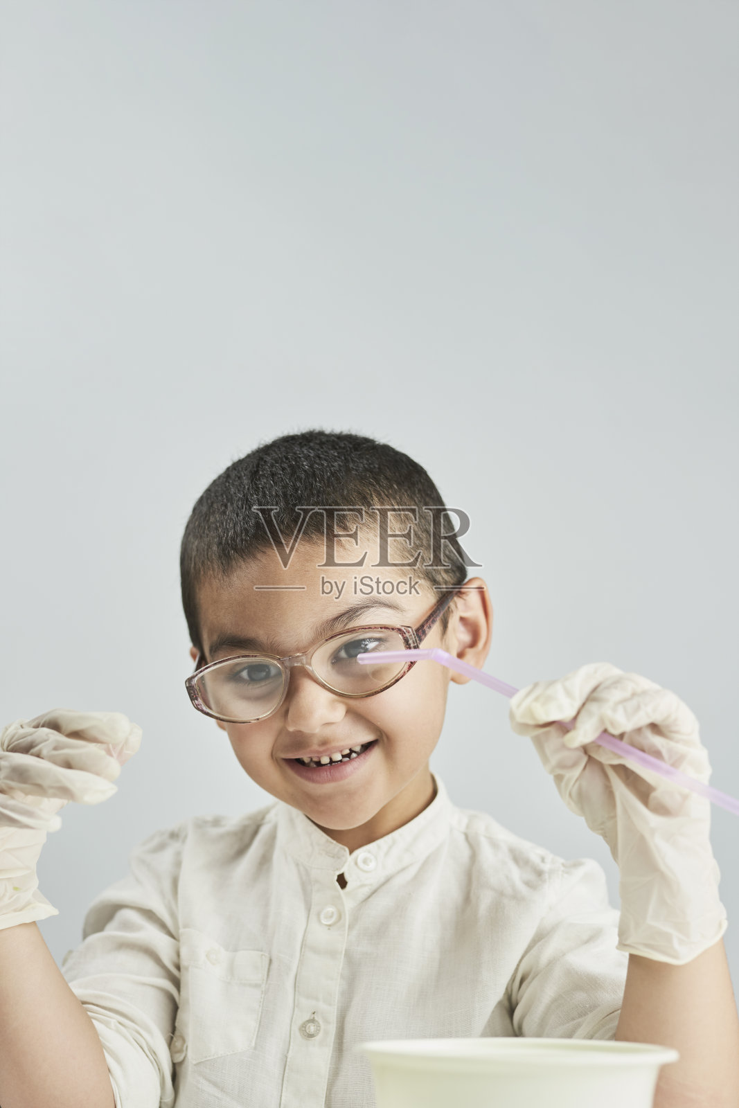 一个快乐的男孩专注于他的功课照片摄影图片